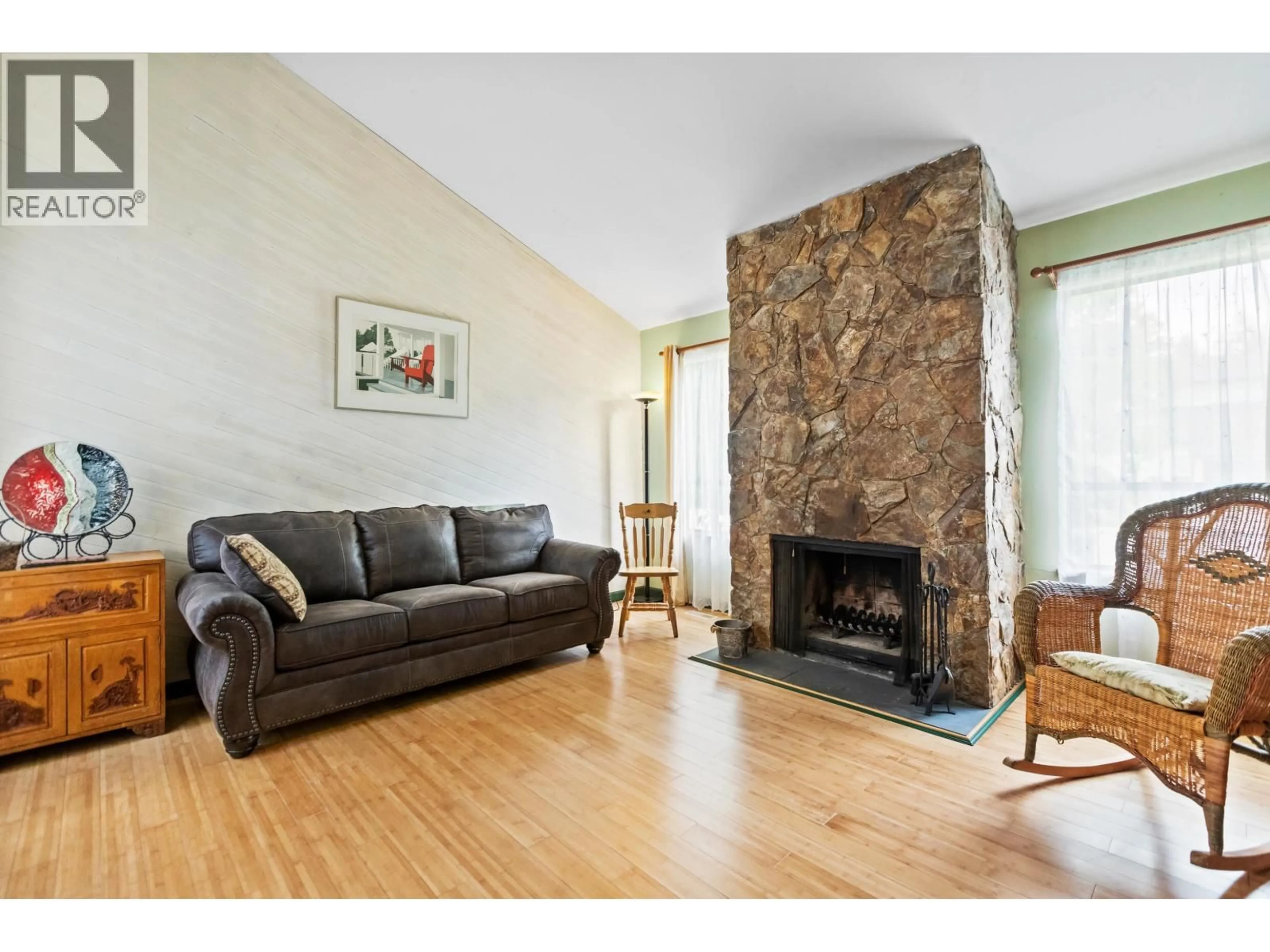 Living room with furniture, wood/laminate floor for 11764 WILDWOOD CRESCENT, Pitt Meadows British Columbia V3Y1L9