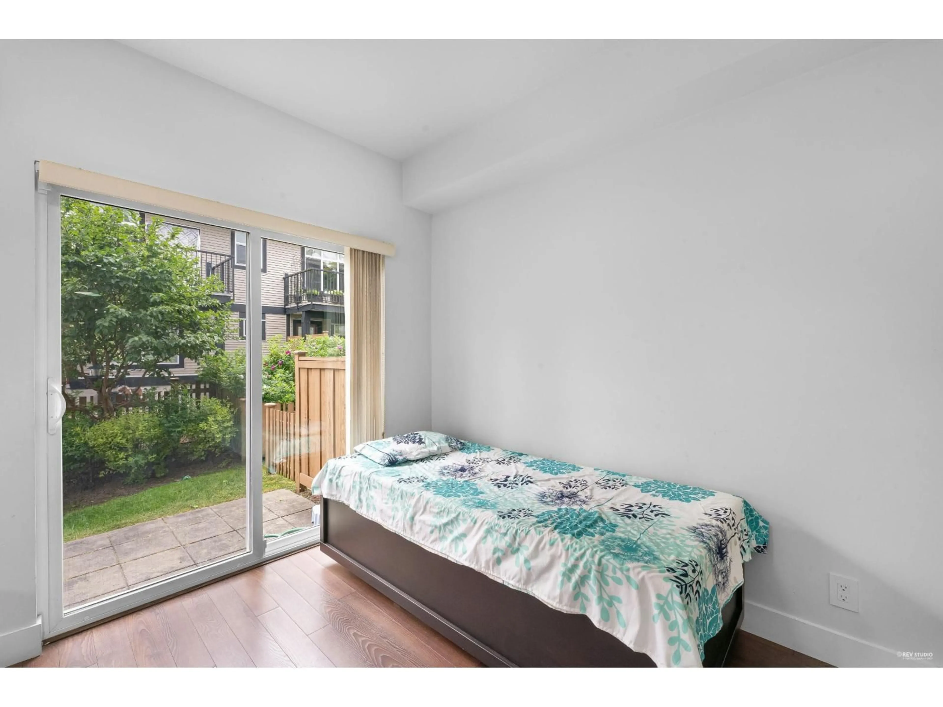 Bedroom with bed, wood/laminate floor for 76 - 6299 144, Surrey British Columbia V3X1A2