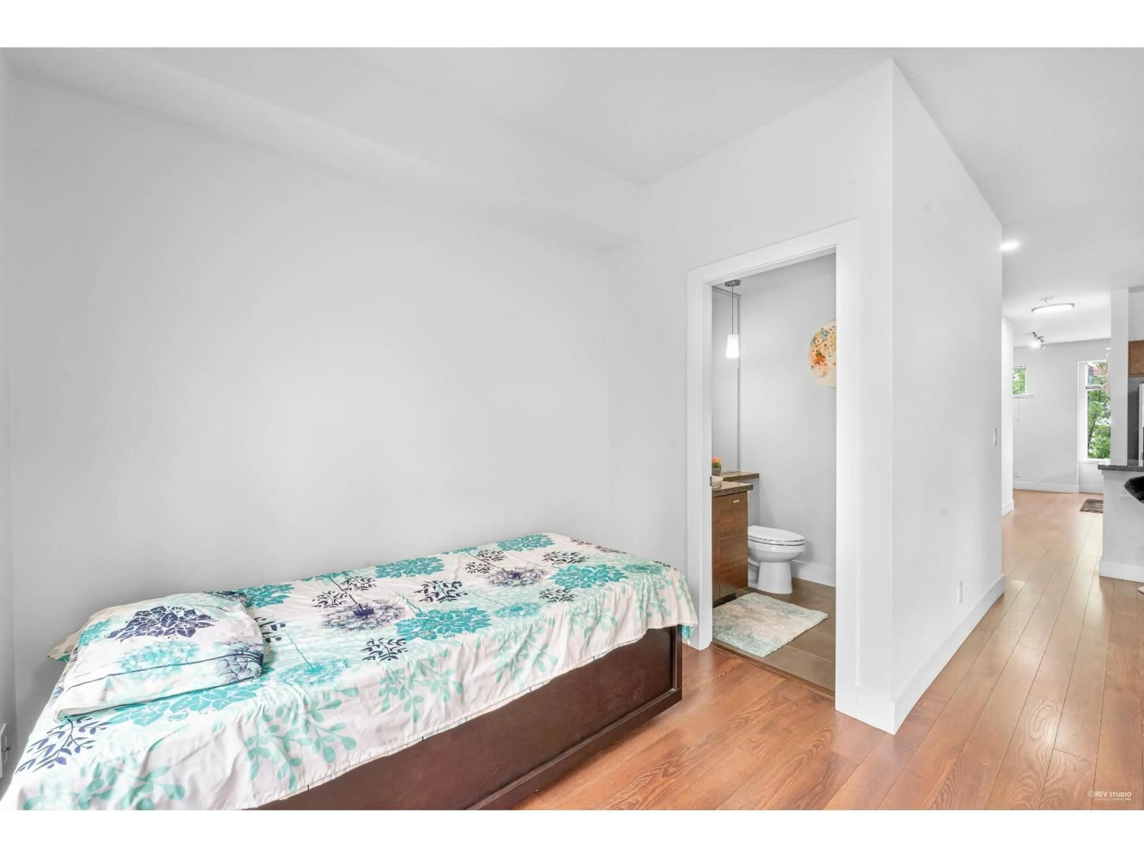 Bedroom with bed, wood/laminate floor for 76 - 6299 144, Surrey British Columbia V3X1A2