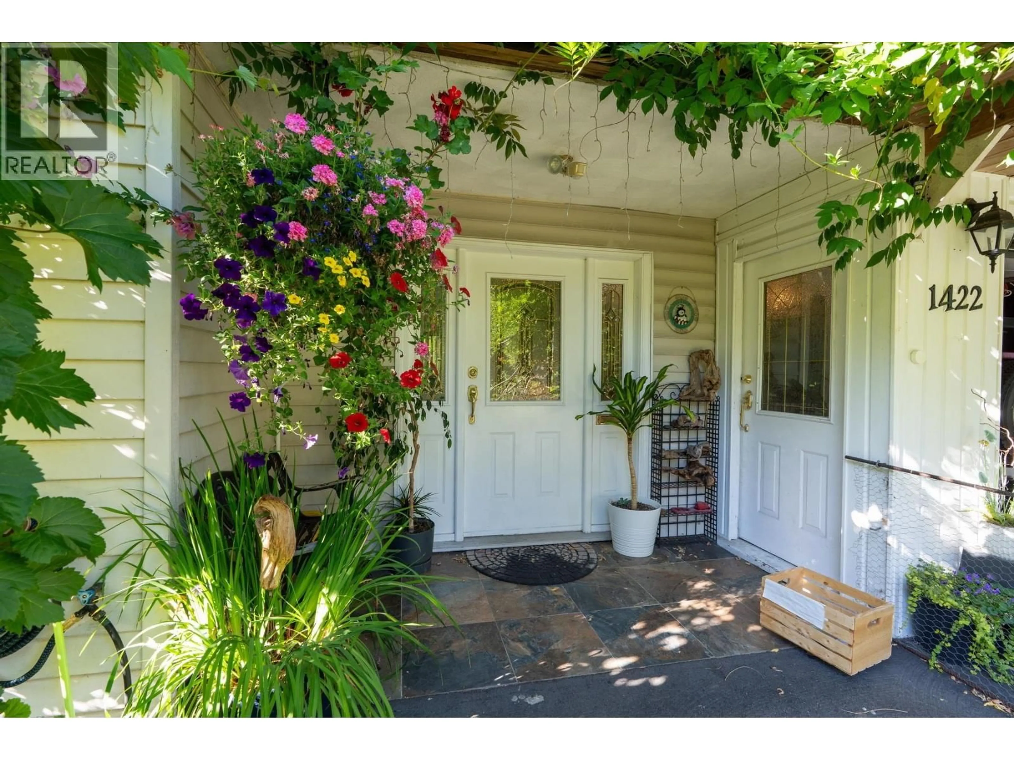 Indoor entryway for 1422 KILMER ROAD, North Vancouver British Columbia V7K1R2