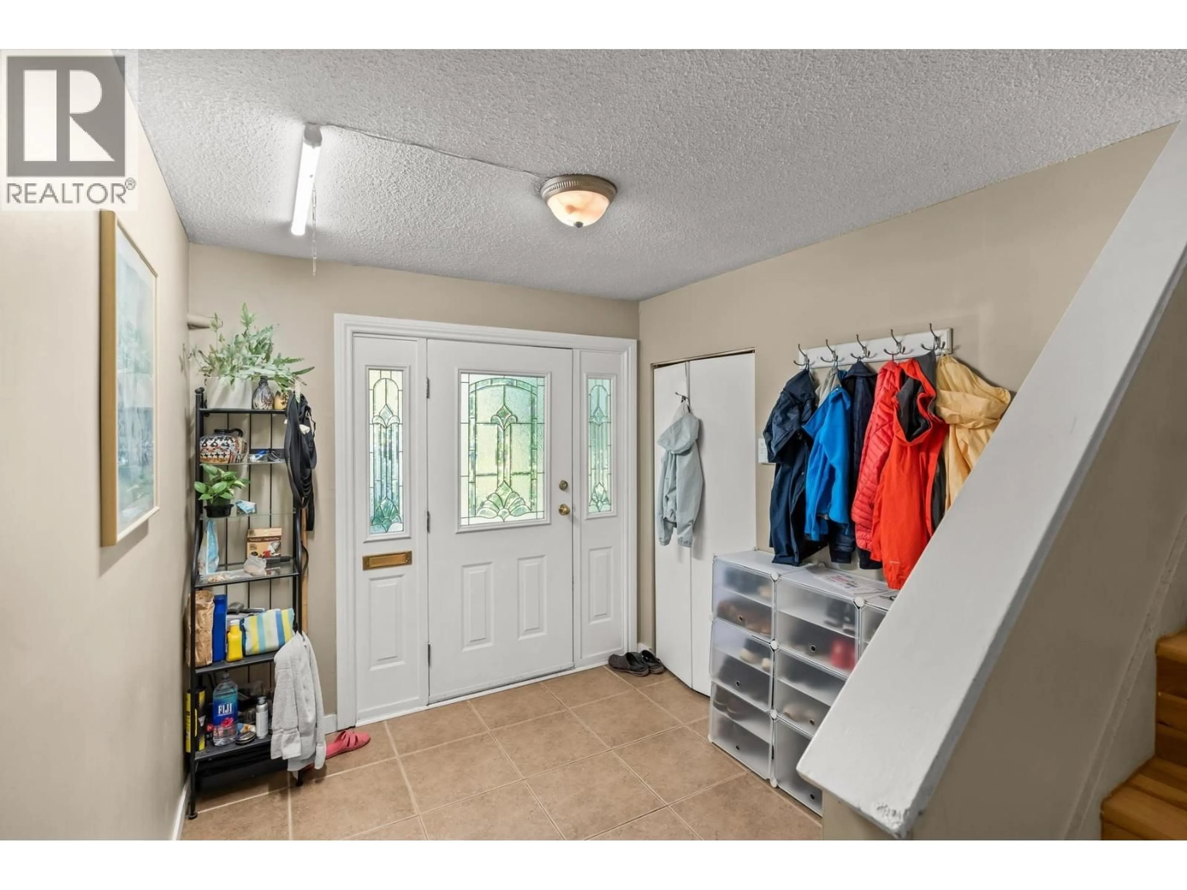 Indoor entryway for 1422 KILMER ROAD, North Vancouver British Columbia V7K1R2