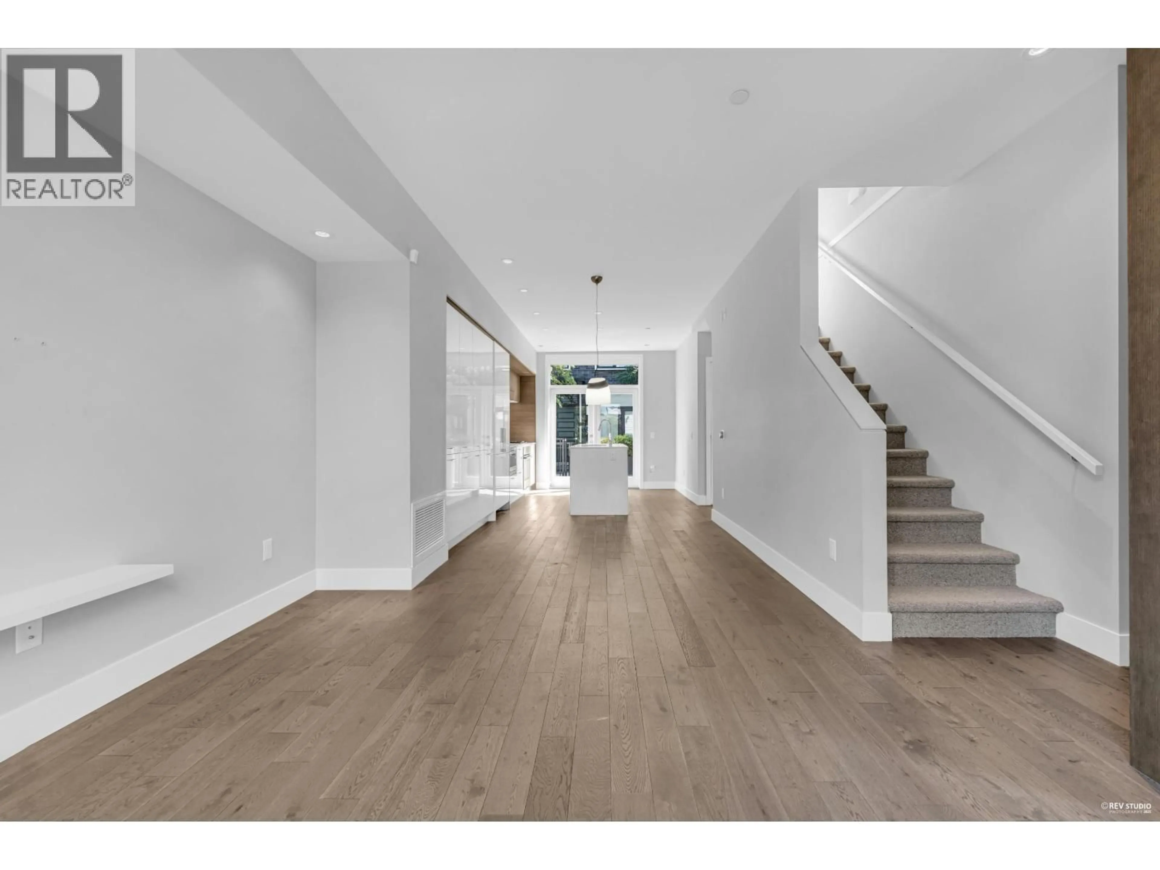 Indoor foyer for 7478 GRANVILLE STREET, Vancouver British Columbia V6P0G1