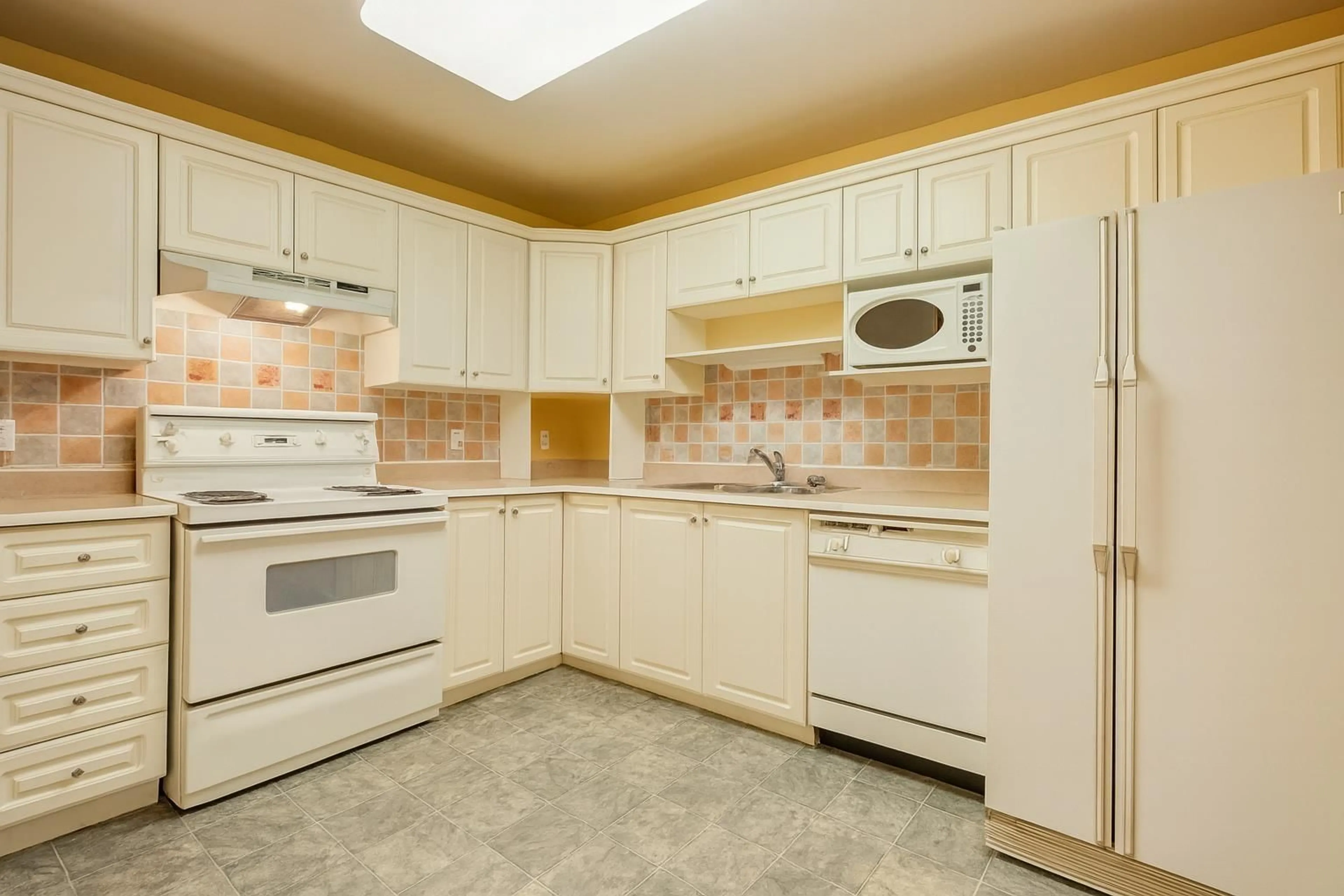 Standard kitchen, ceramic/tile floor for 104 - 9143 EDWARD STREET, Chilliwack British Columbia V2P4C5