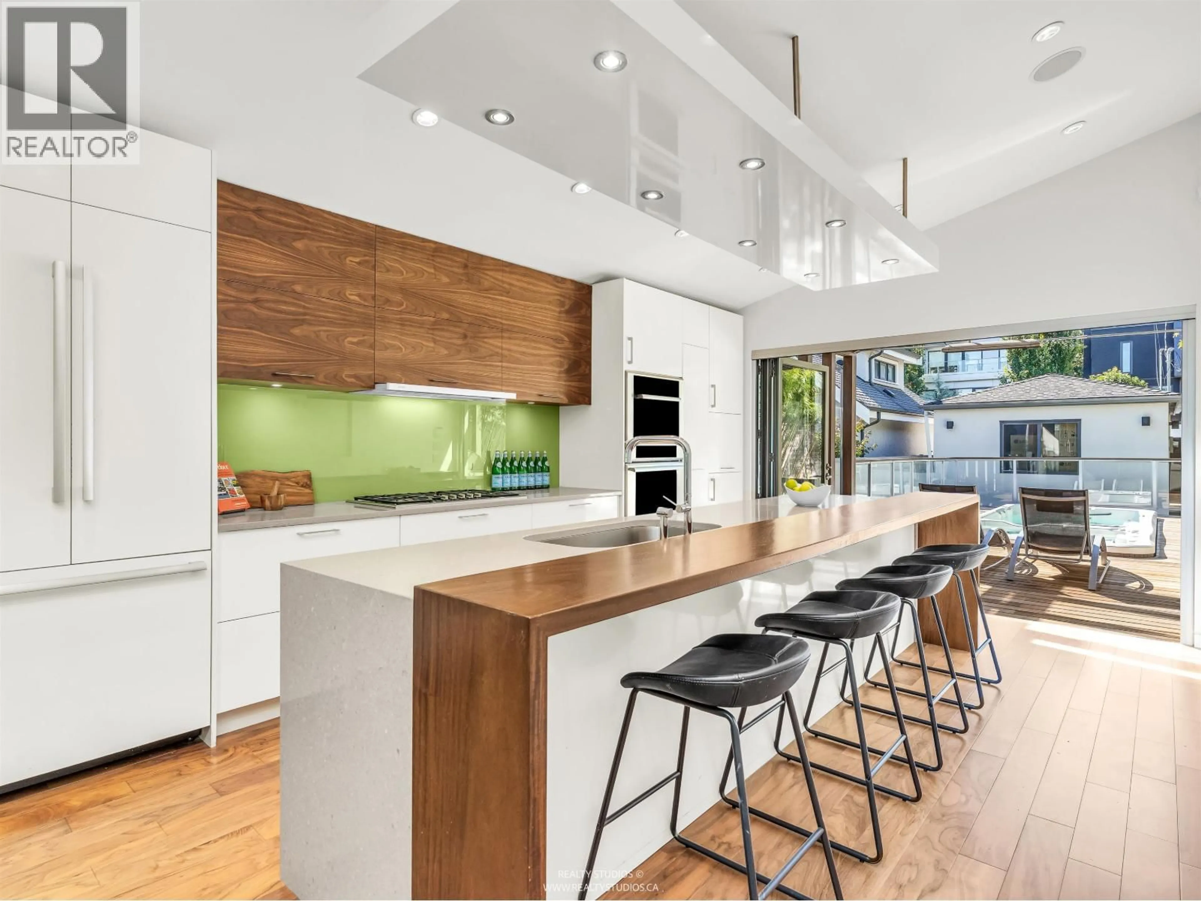 Open concept kitchen, wood/laminate floor for 534 29TH AVENUE, Vancouver British Columbia V5V2R9