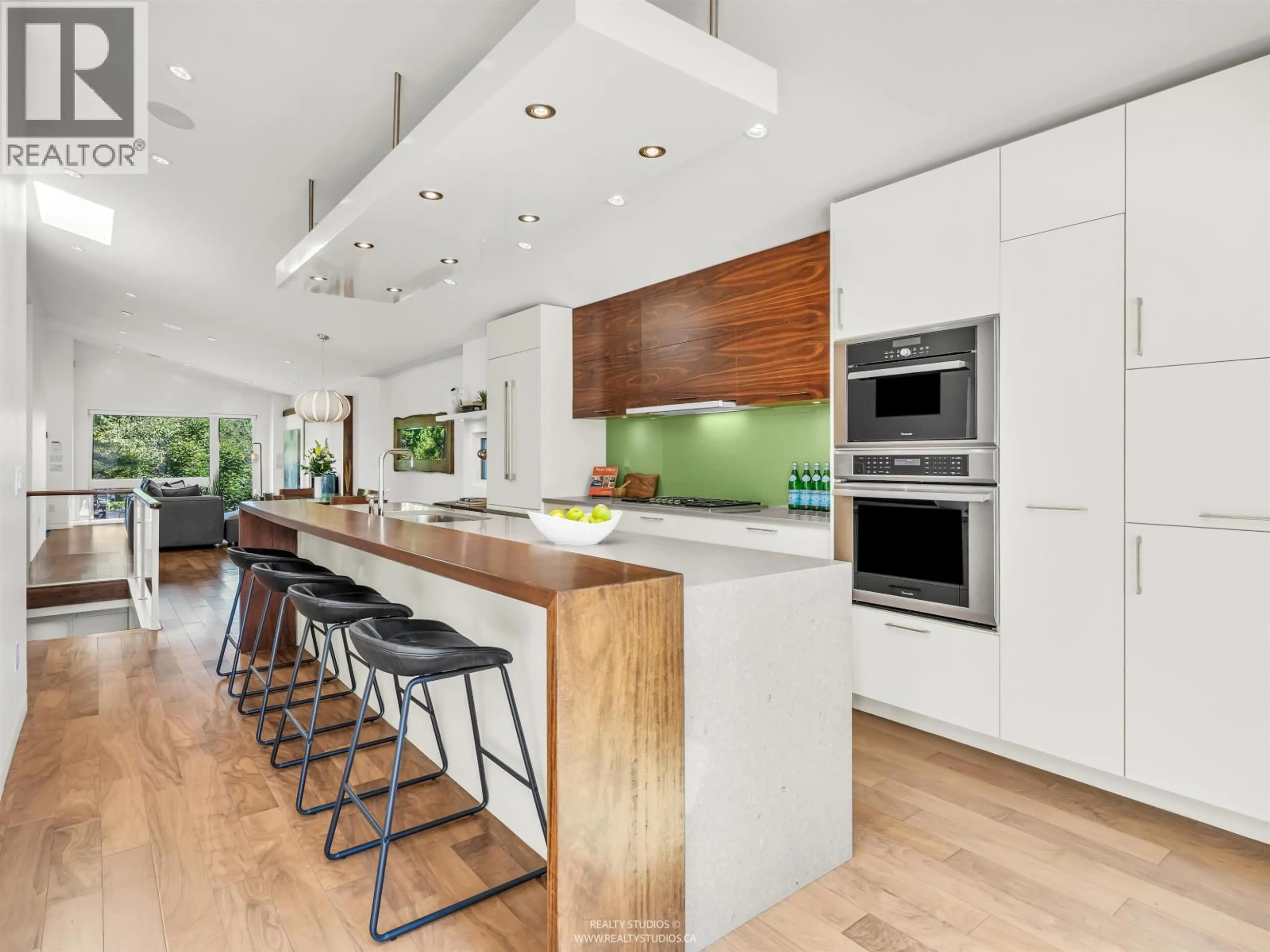 Contemporary kitchen, unknown for 534 29TH AVENUE, Vancouver British Columbia V5V2R9
