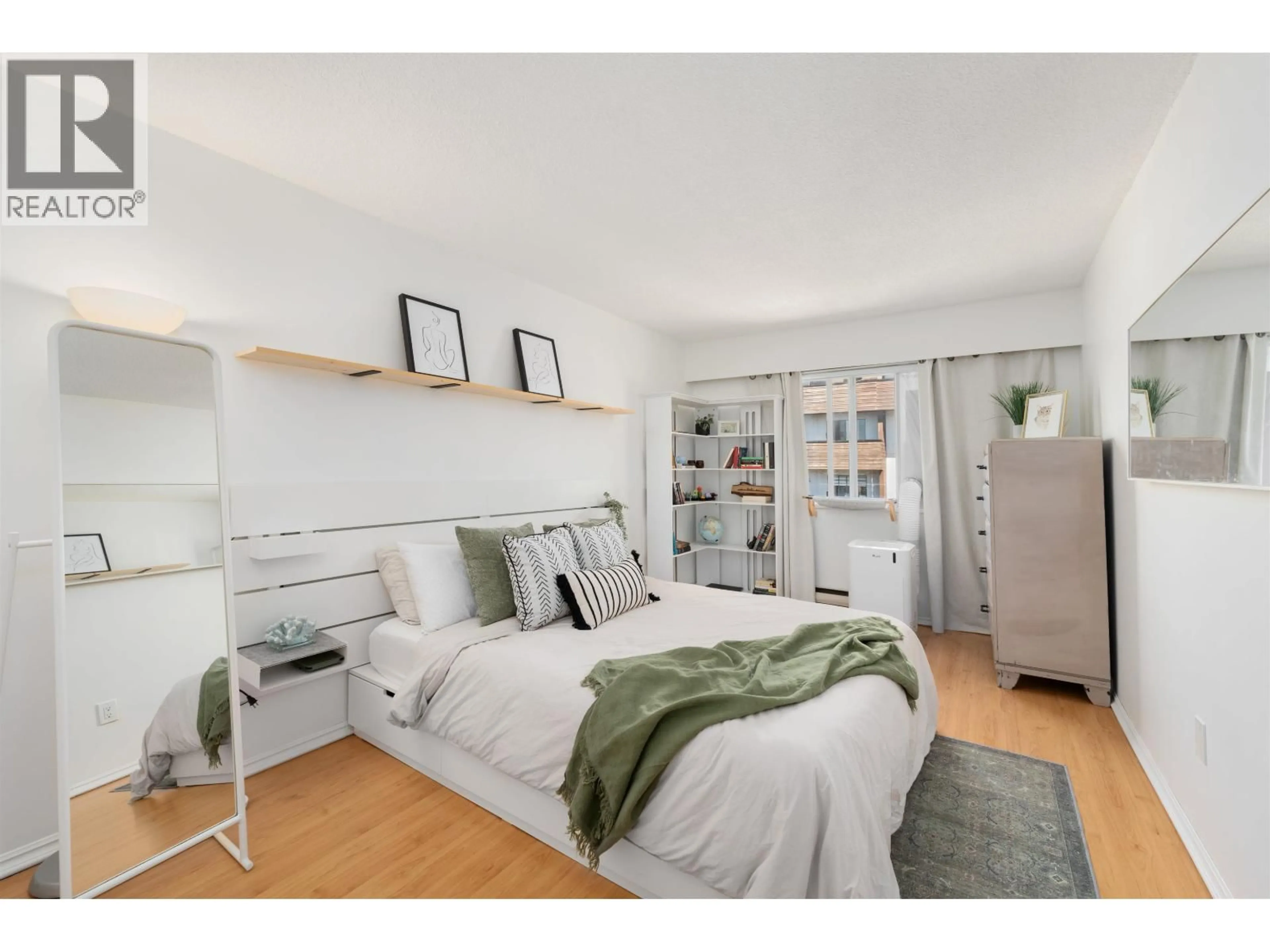 Bedroom with bed, wood/laminate floor for 304 - 212 FORBES AVENUE, North Vancouver British Columbia V7M3E5