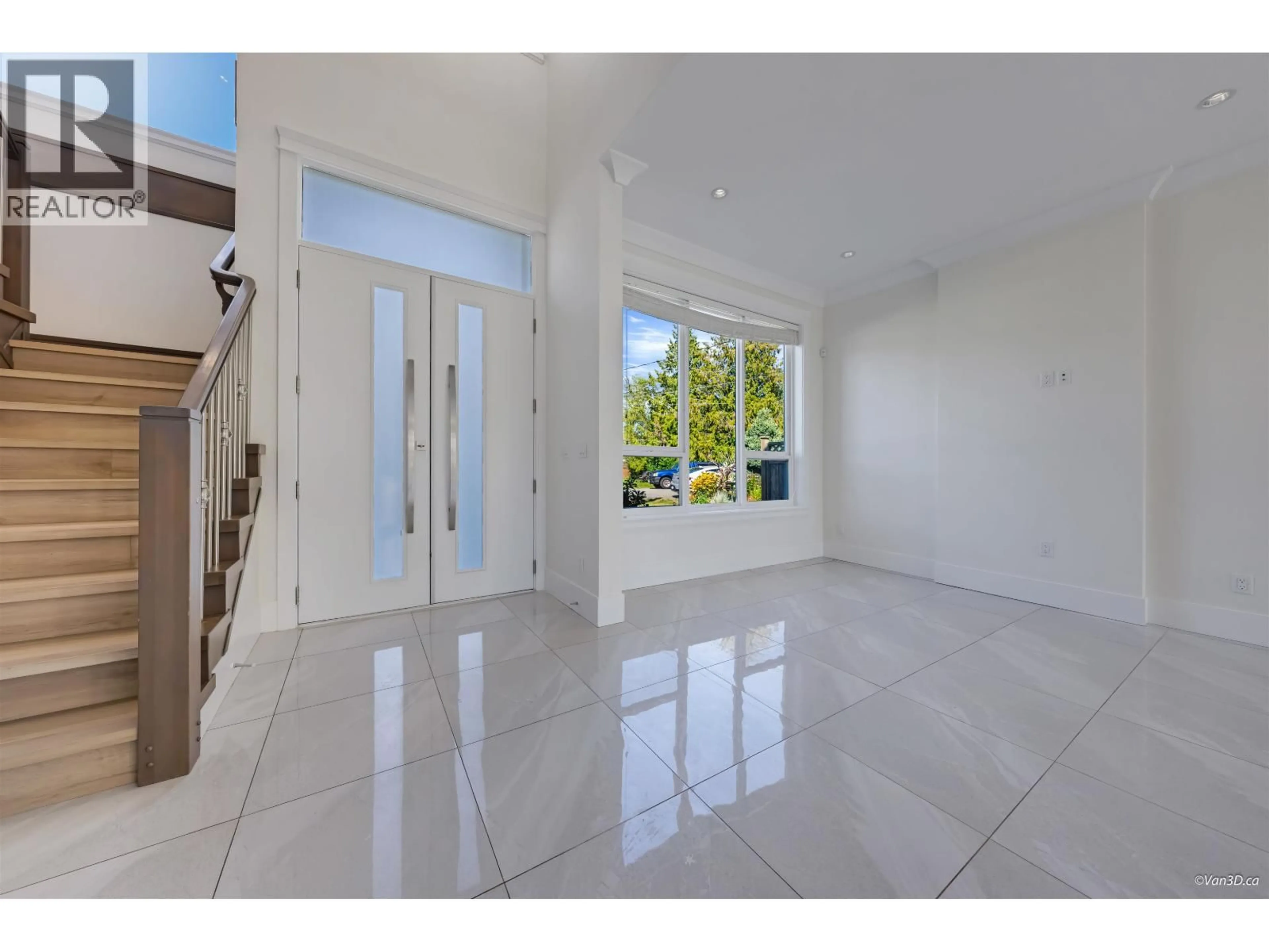 Indoor foyer for 6114 49B AVENUE, Delta British Columbia V4K1Z8