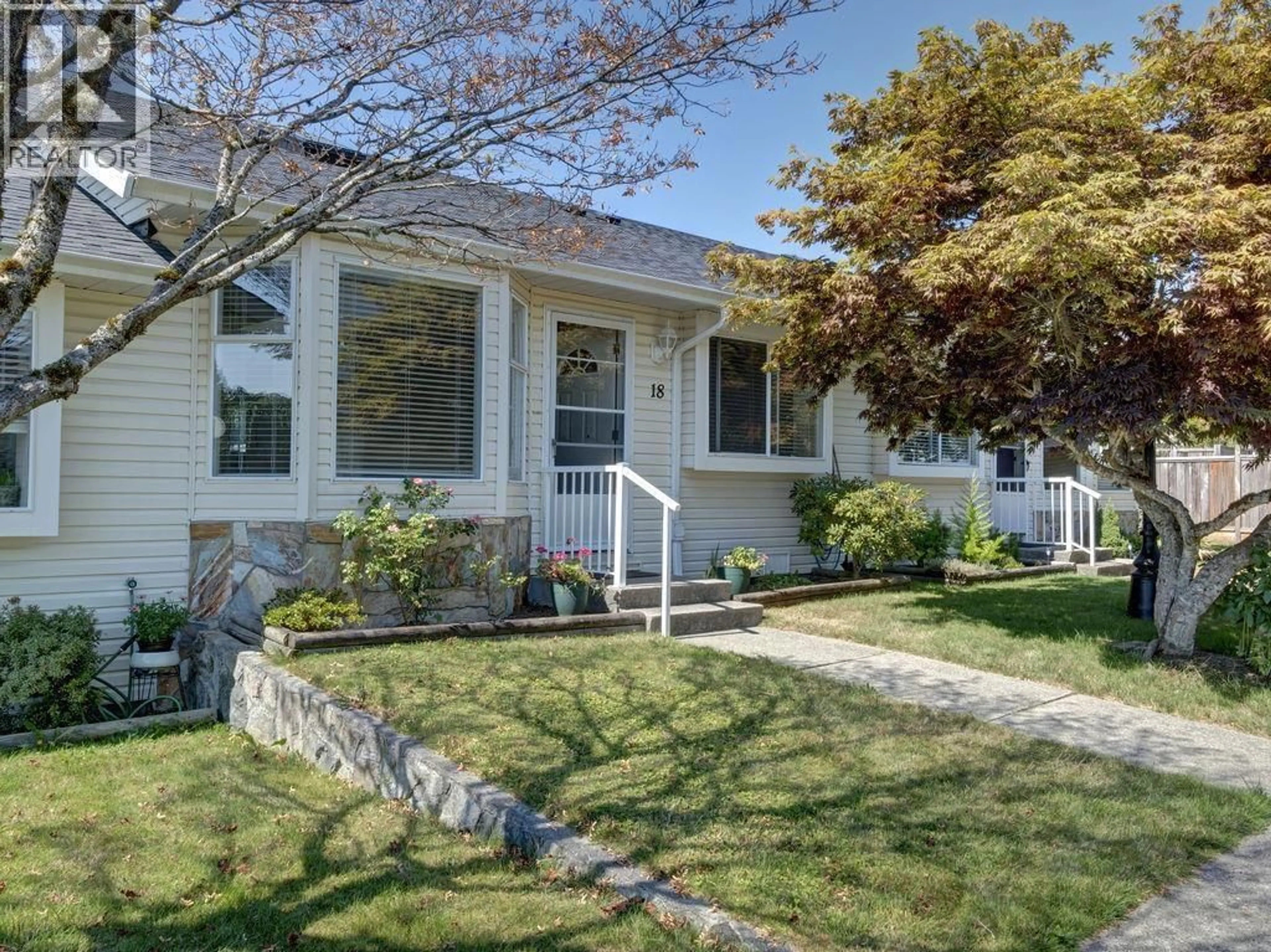 Home with vinyl exterior material, street for 18 - 767 NORTH ROAD, Gibsons British Columbia V0N1V9