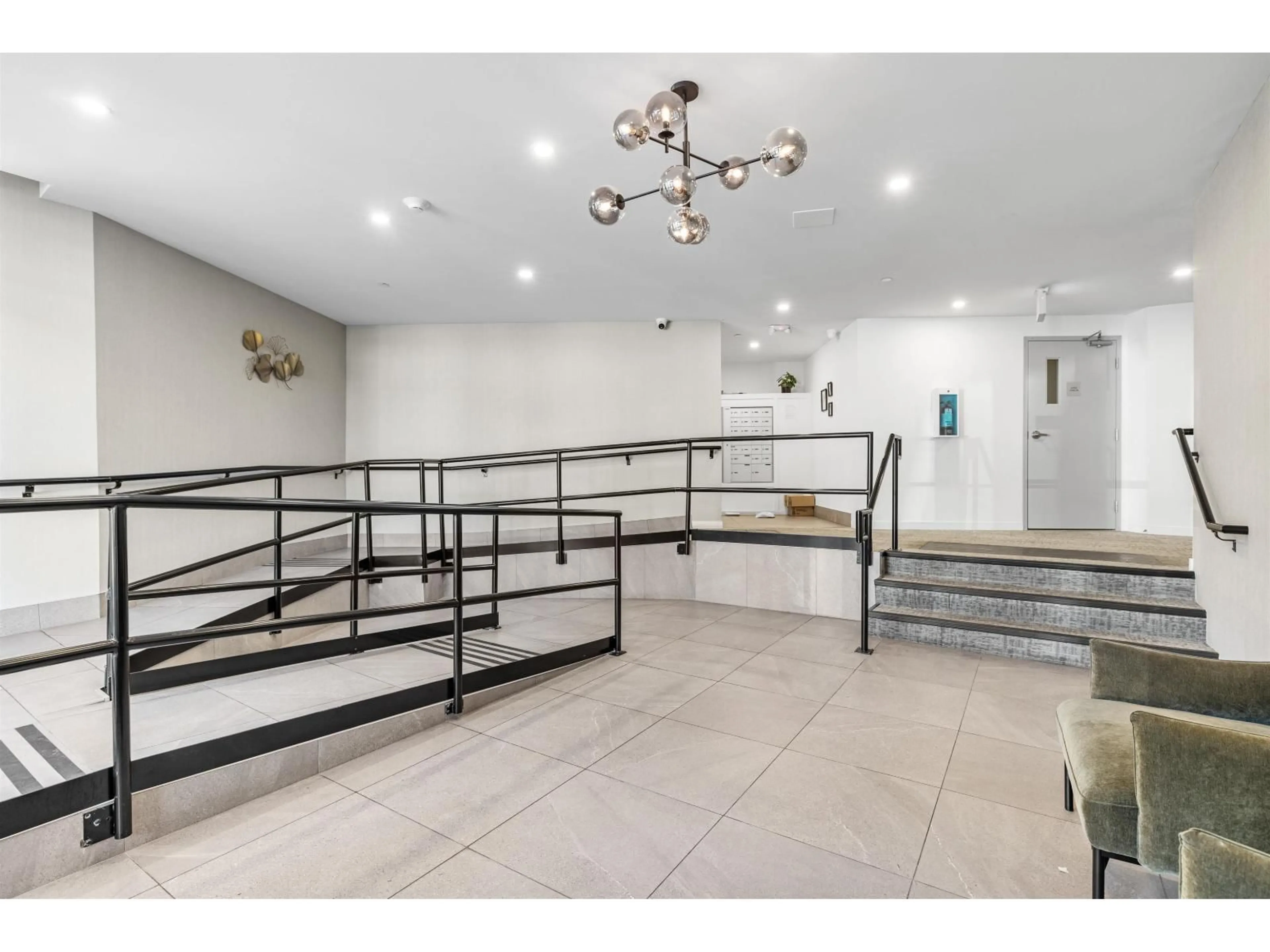 Indoor foyer for 220 - 13968 LAUREL, Surrey British Columbia V3T0S9