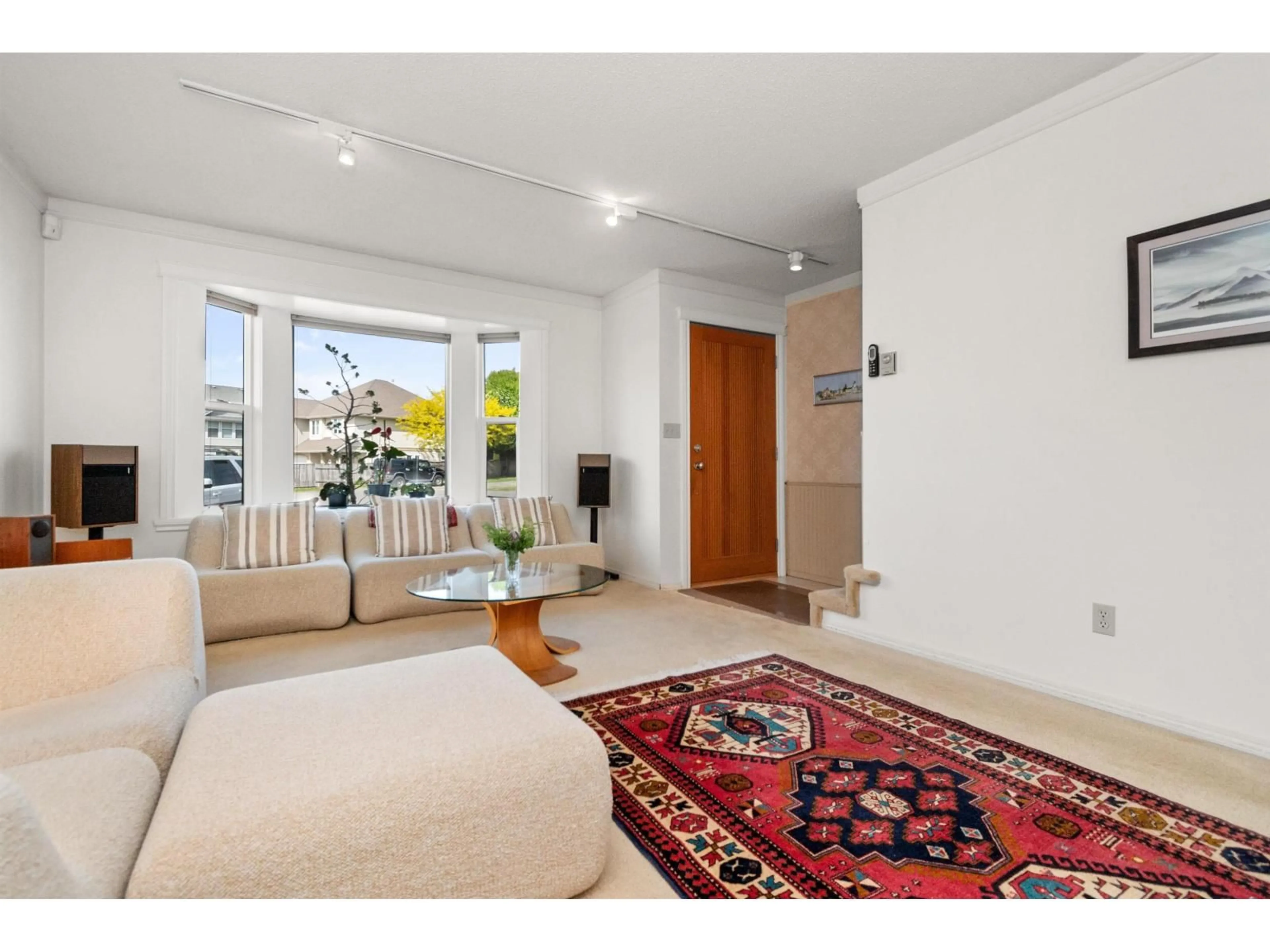 Living room with furniture, carpet floor for 9525 NORTHVIEW STREET, Chilliwack British Columbia V2P7G8