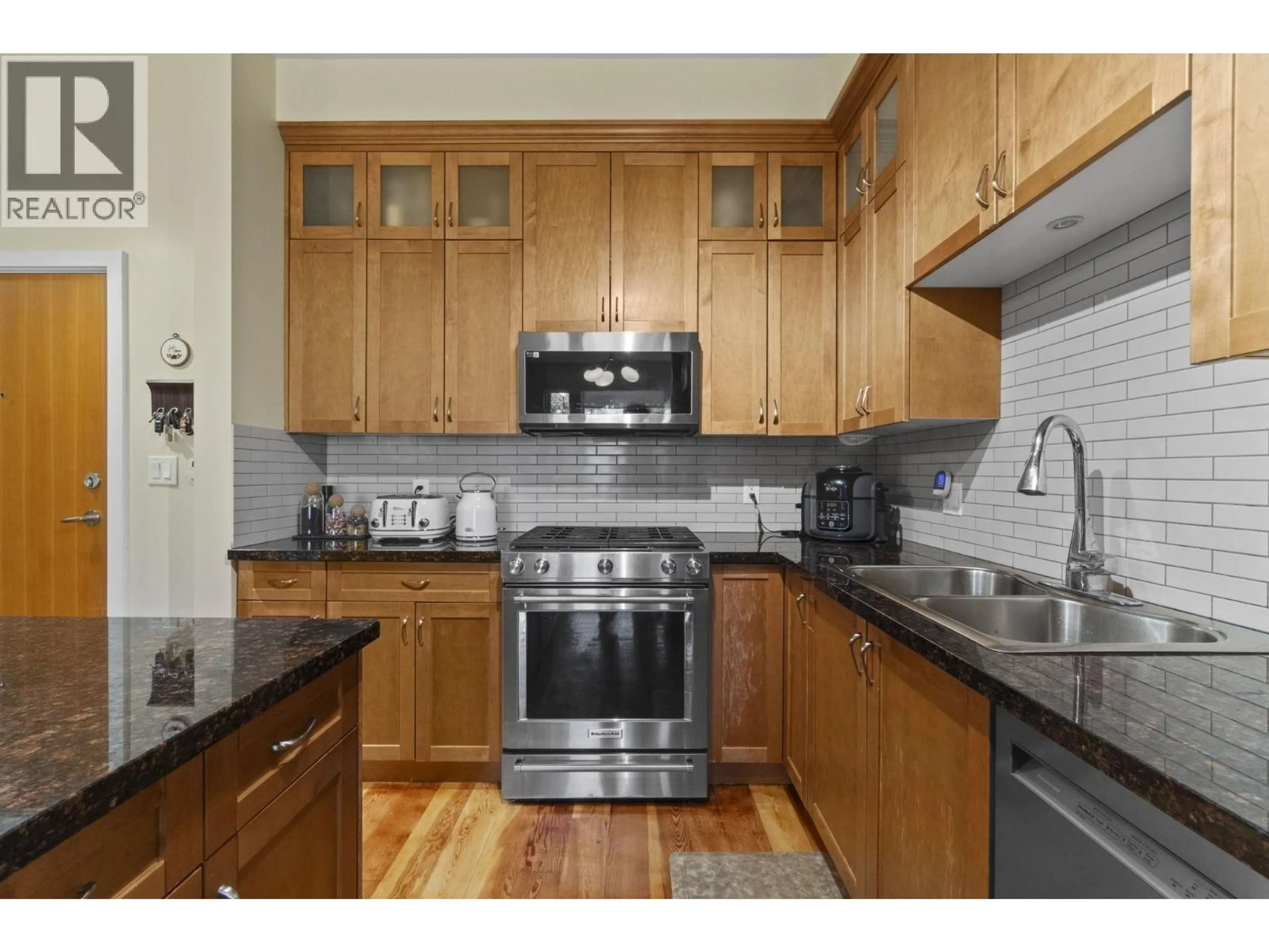 Standard kitchen, wood/laminate floor for 302 - 250 SALTER STREET, New Westminster British Columbia V3M0B7