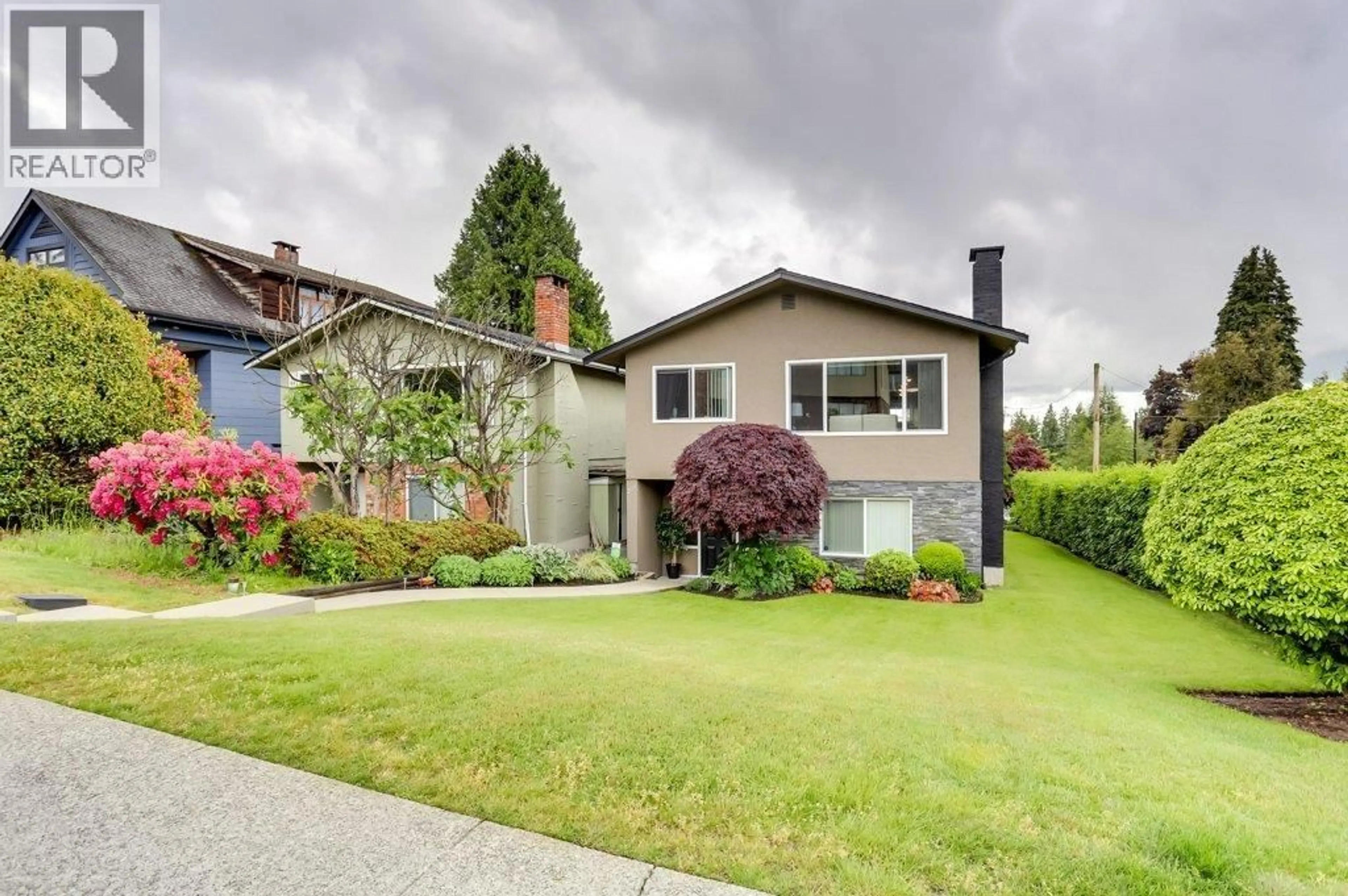 Home with vinyl exterior material, street for 205 28TH STREET, North Vancouver British Columbia V7N1C1