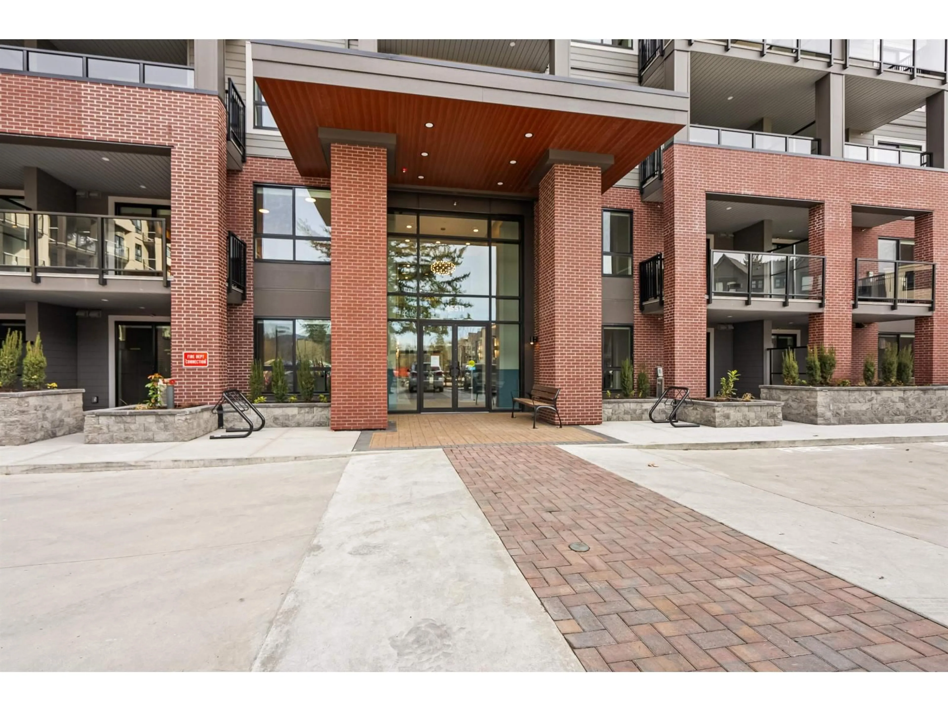 Indoor foyer for 316 - 45511 CAMPUS DRIVE, Chilliwack British Columbia V2R6K8