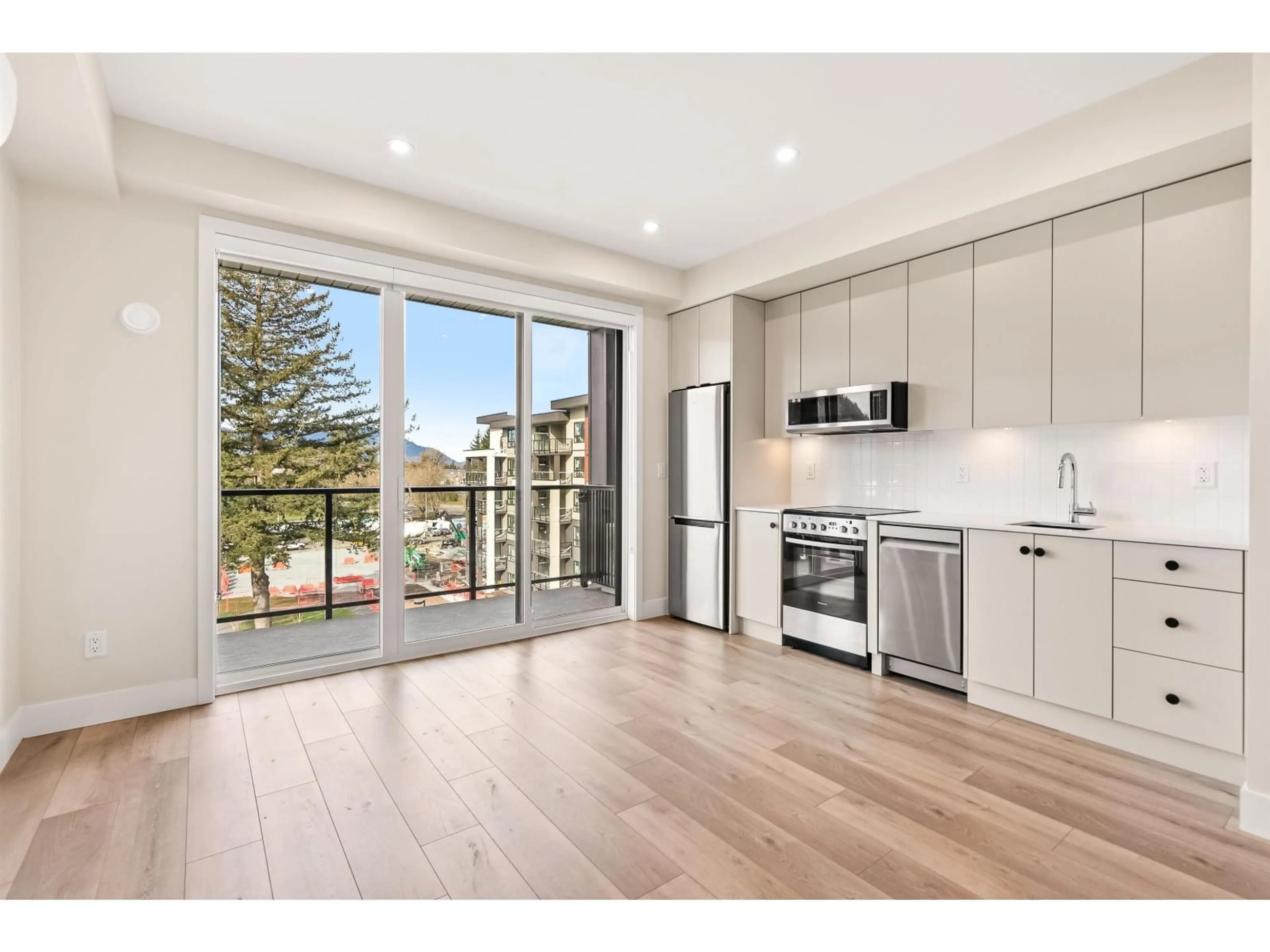 Open concept kitchen, wood/laminate floor for 316 - 45511 CAMPUS DRIVE, Chilliwack British Columbia V2R6K8