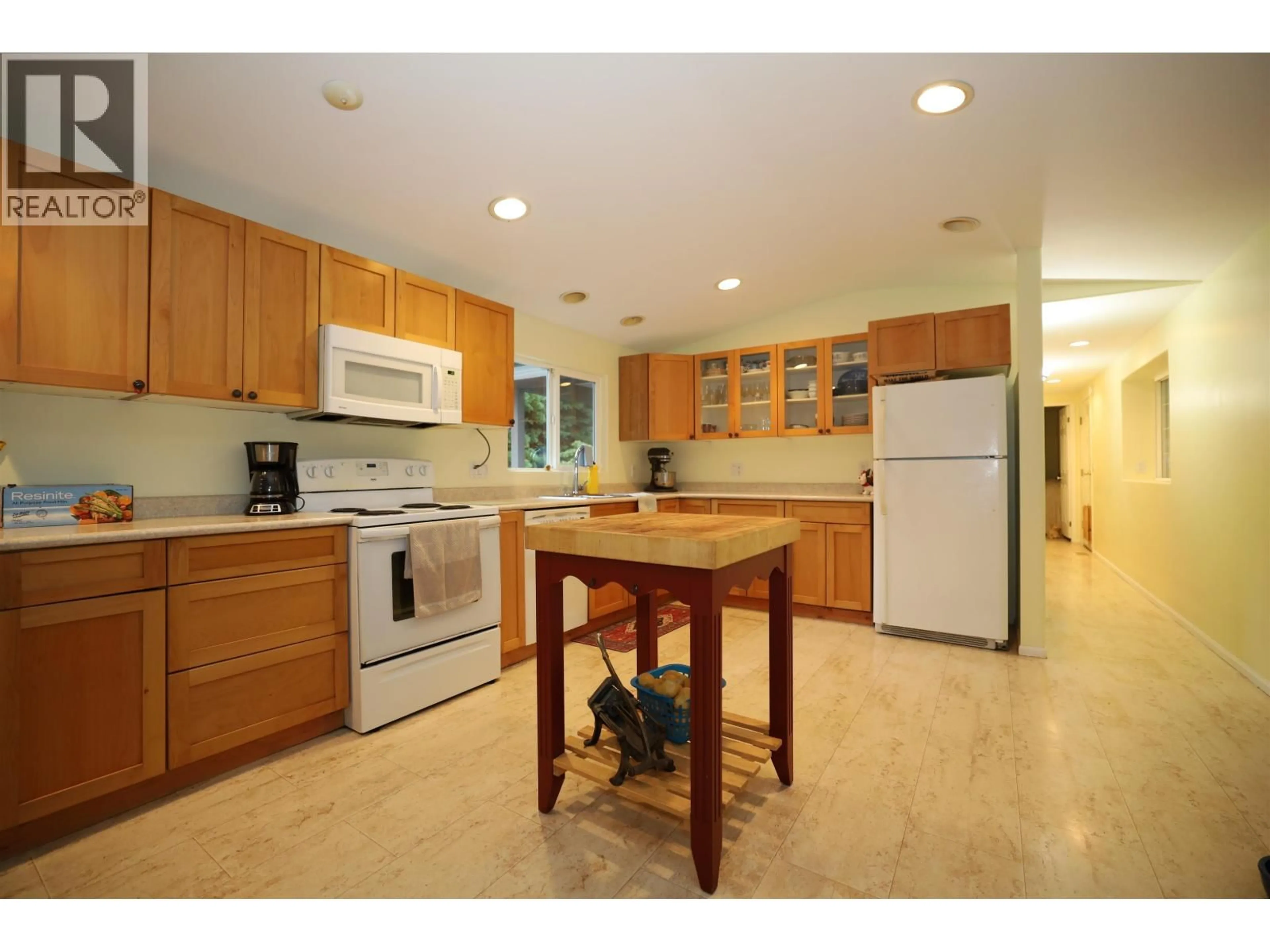 Standard kitchen, unknown for 1161 ROSAMUND ROAD, Gibsons British Columbia V0N1V3