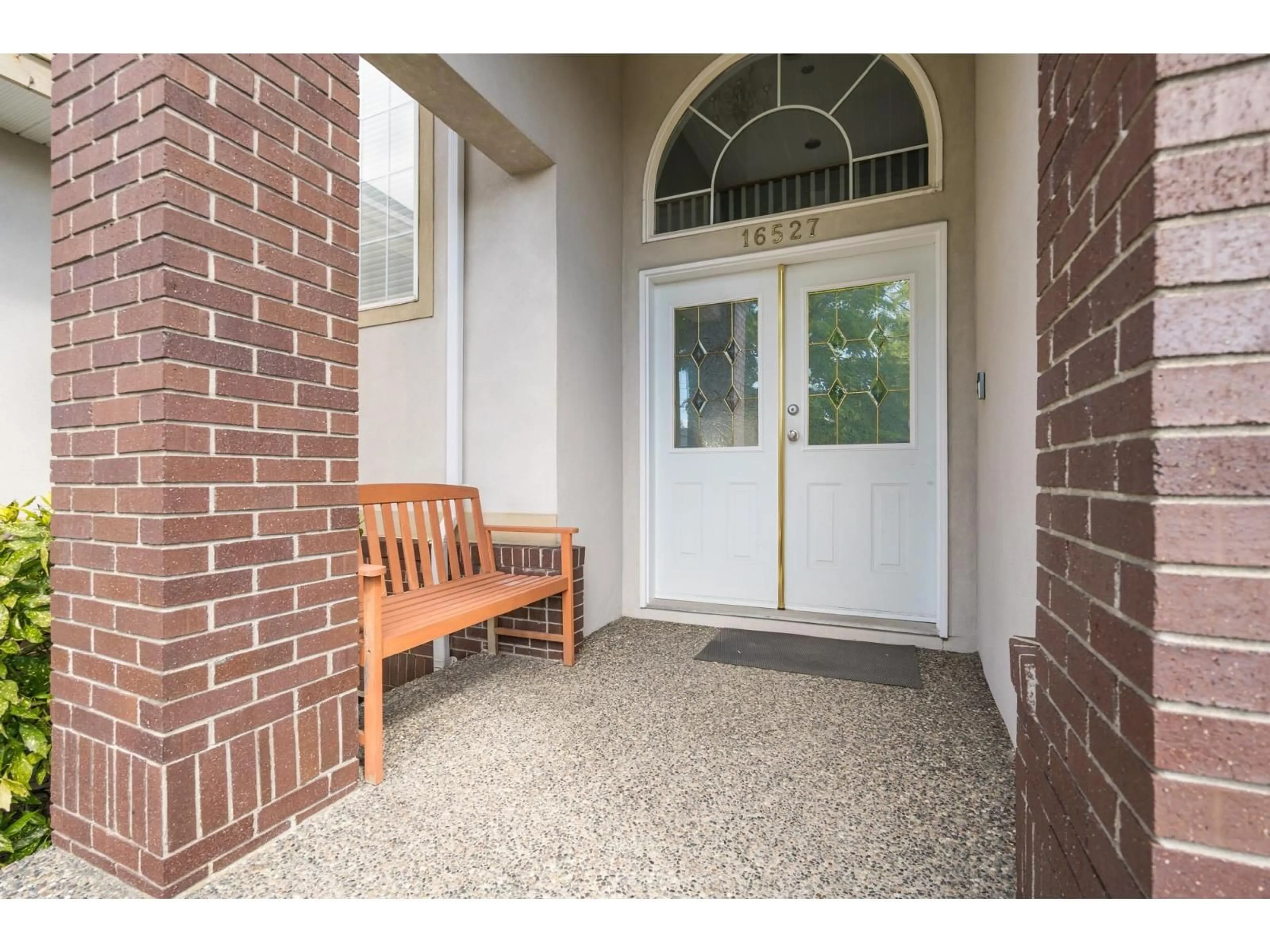 Indoor entryway for 16527 108, Surrey British Columbia V4N1N6