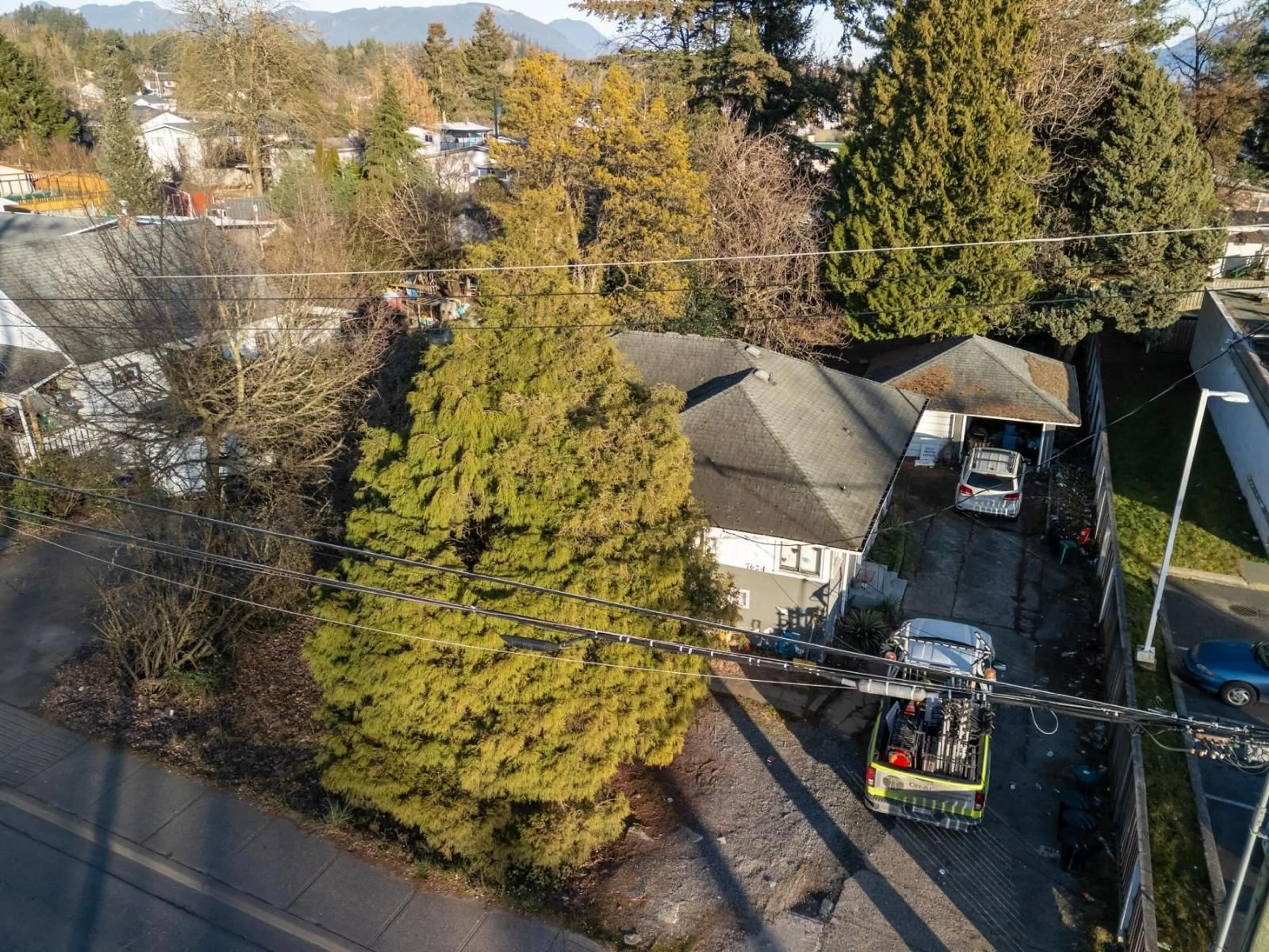 A pic from outside/outdoor area/front of a property/back of a property/a pic from drone, unknown for 7624 CEDAR, Mission British Columbia V2V3M5