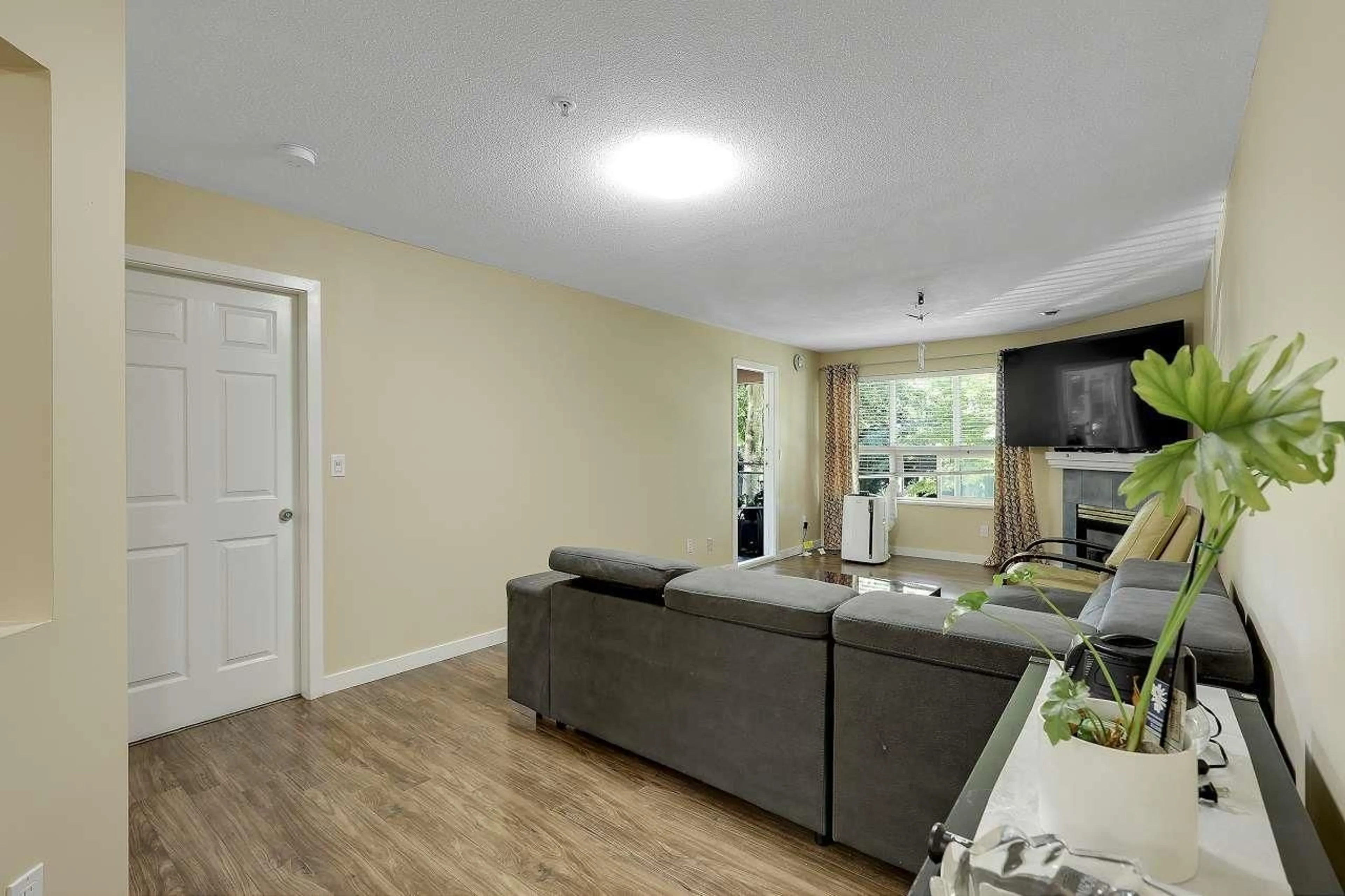 Living room with furniture, unknown for 233 - 8068 120A, Surrey British Columbia V3W3P3
