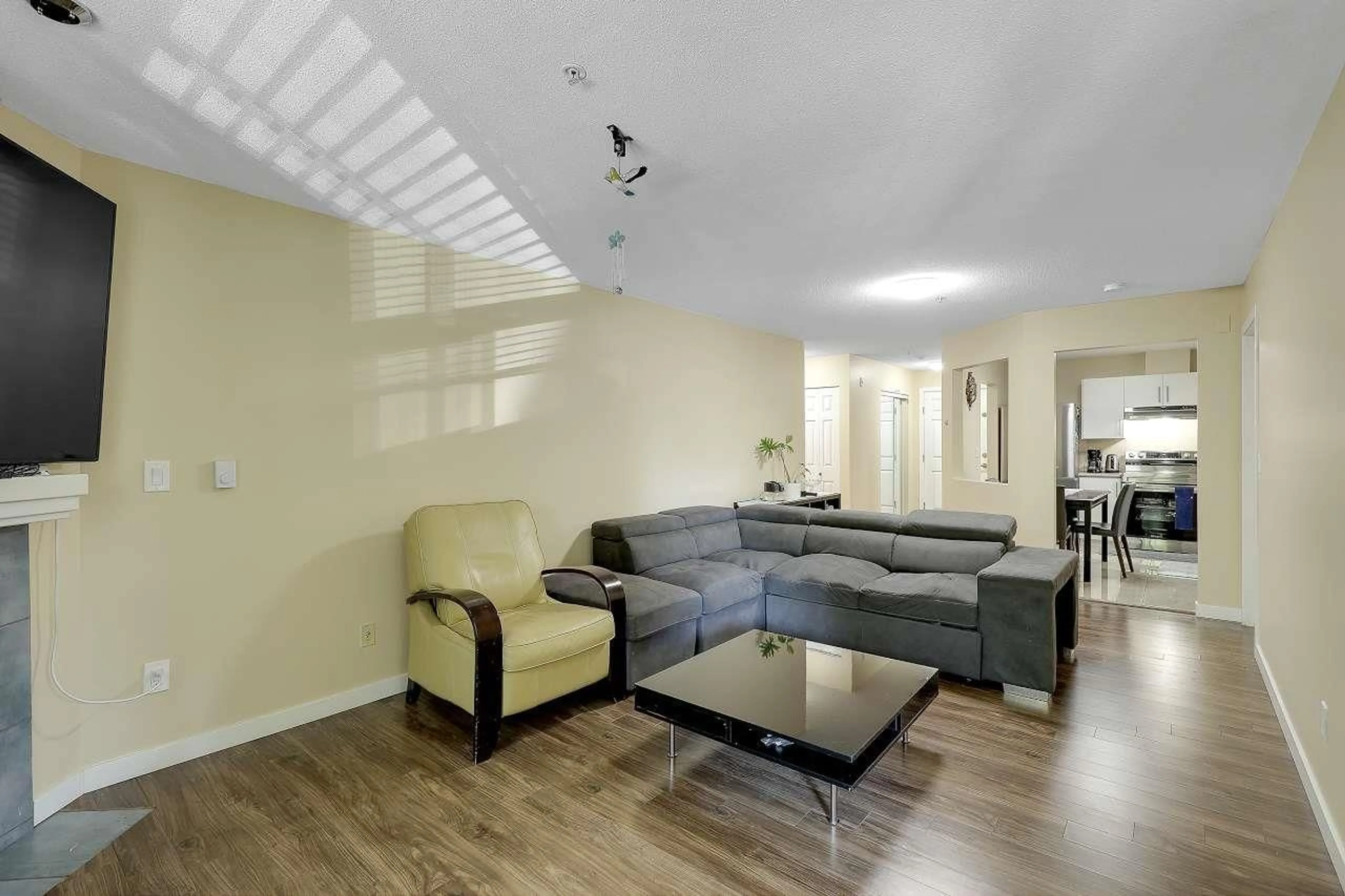 Living room with furniture, unknown for 233 - 8068 120A, Surrey British Columbia V3W3P3
