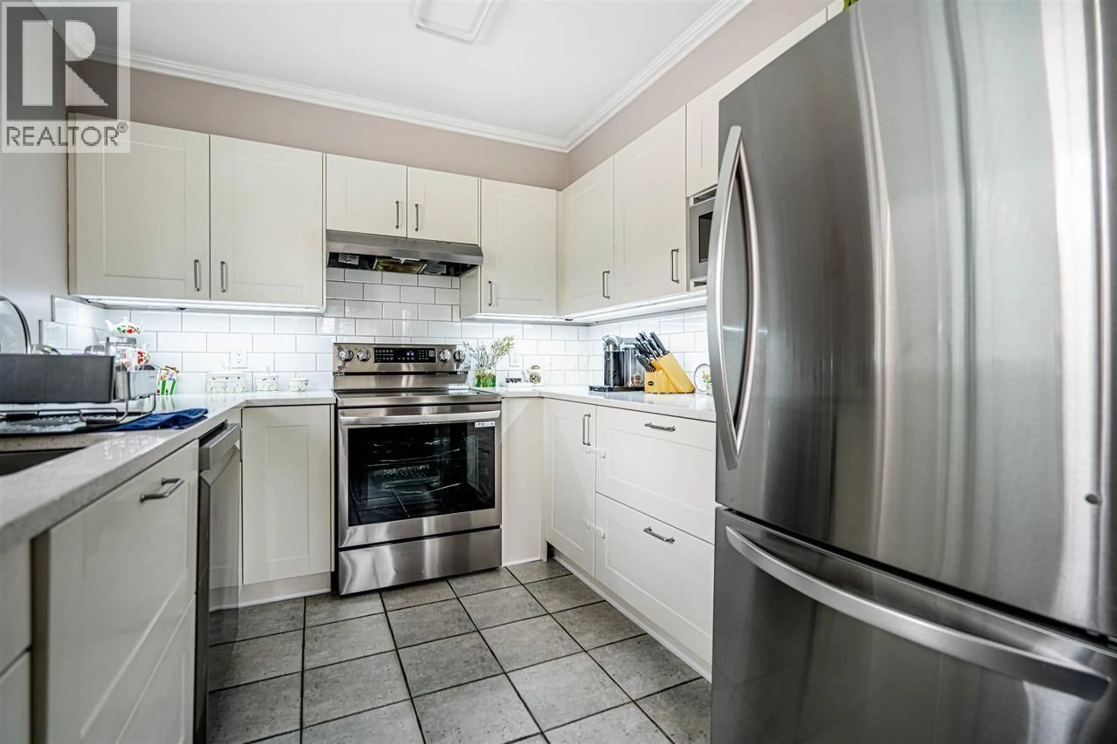 Standard kitchen, unknown for P02 - 223 MOUNTAIN HIGHWAY, North Vancouver British Columbia V7J3V3
