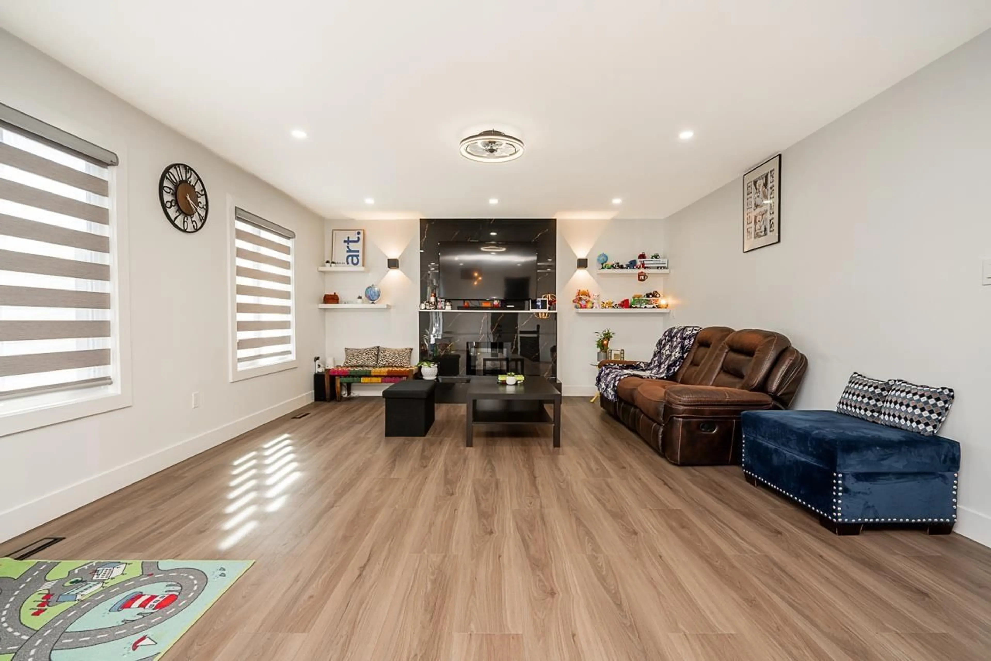 Living room with furniture, unknown for 17233 60, Surrey British Columbia V3S1T7
