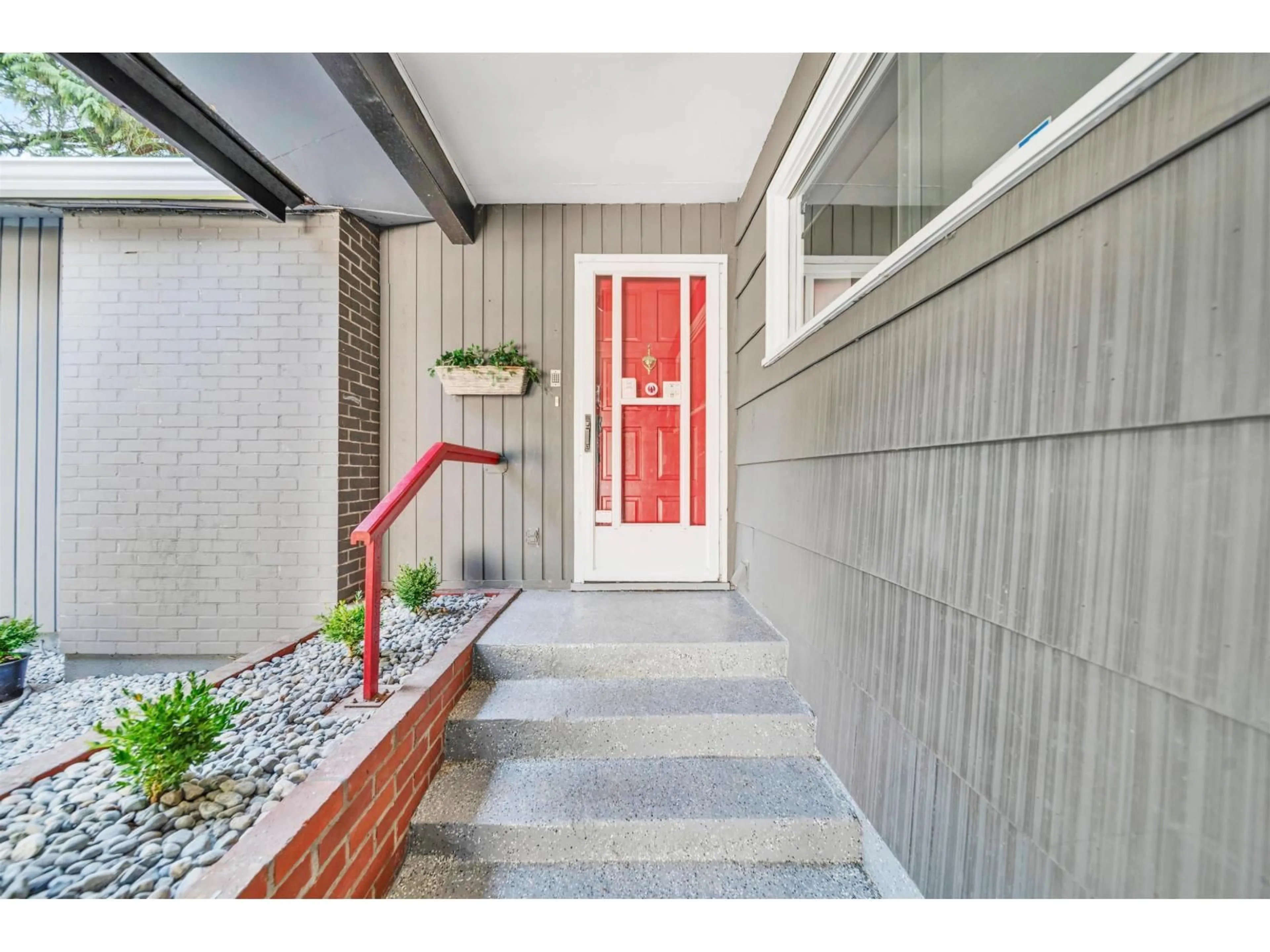 Indoor entryway for 11149 131A, Surrey British Columbia V3T3S3