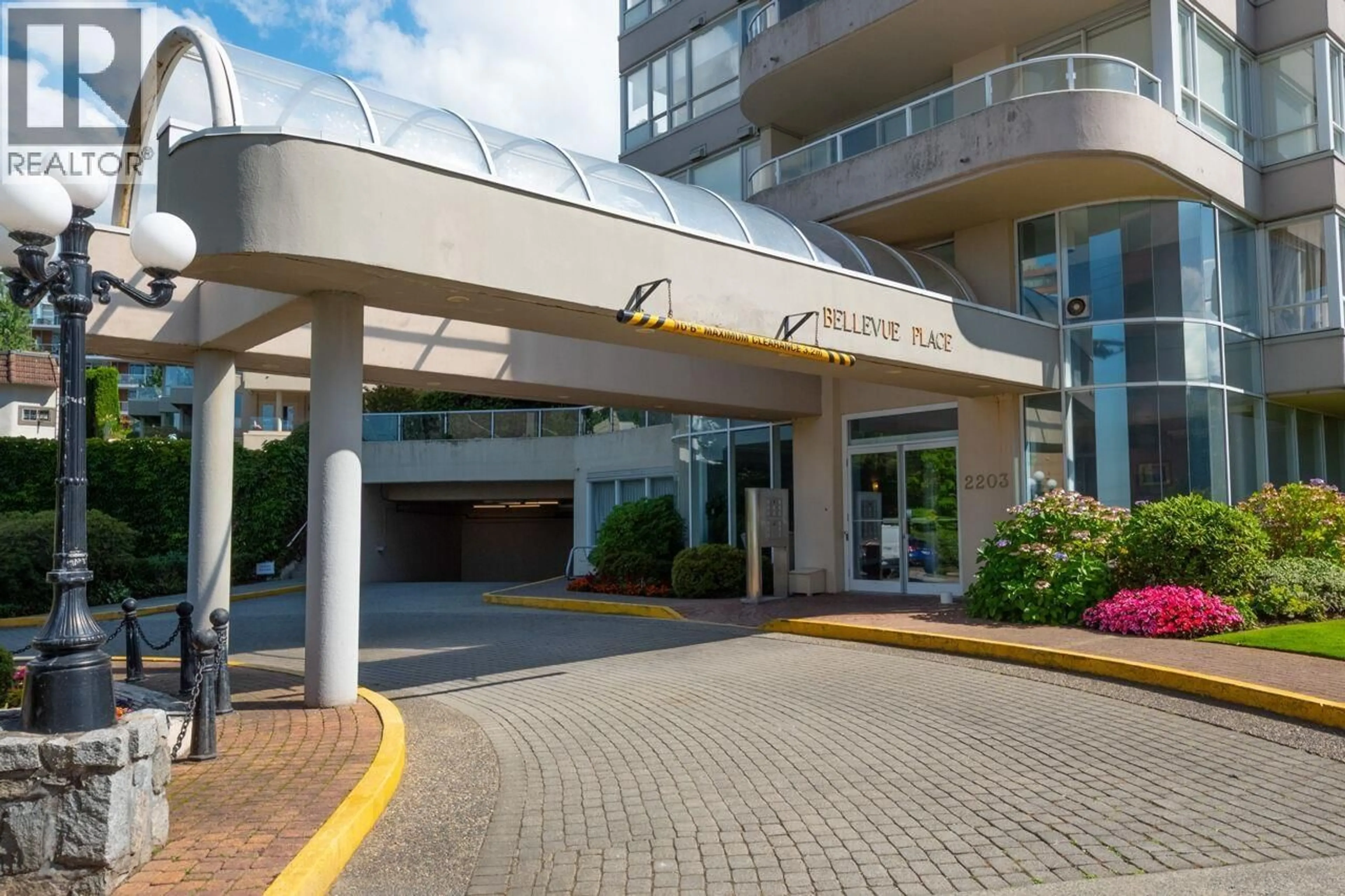 Indoor foyer for 501 - 2203 BELLEVUE AVENUE, West Vancouver British Columbia V7V4V7