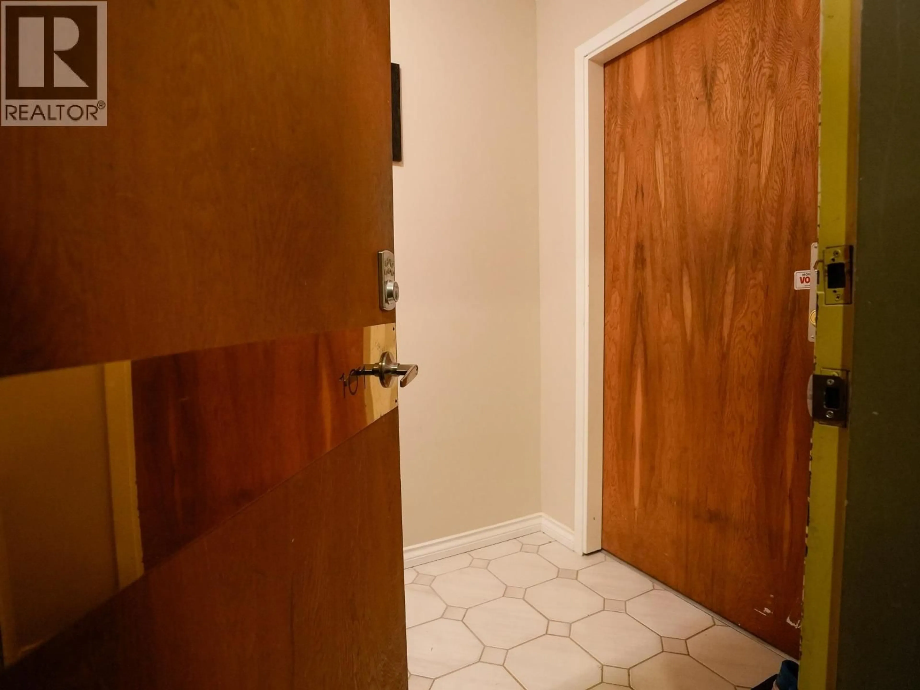 Indoor entryway for 101 - 1845 ROBSON STREET, Vancouver British Columbia V6G1E4