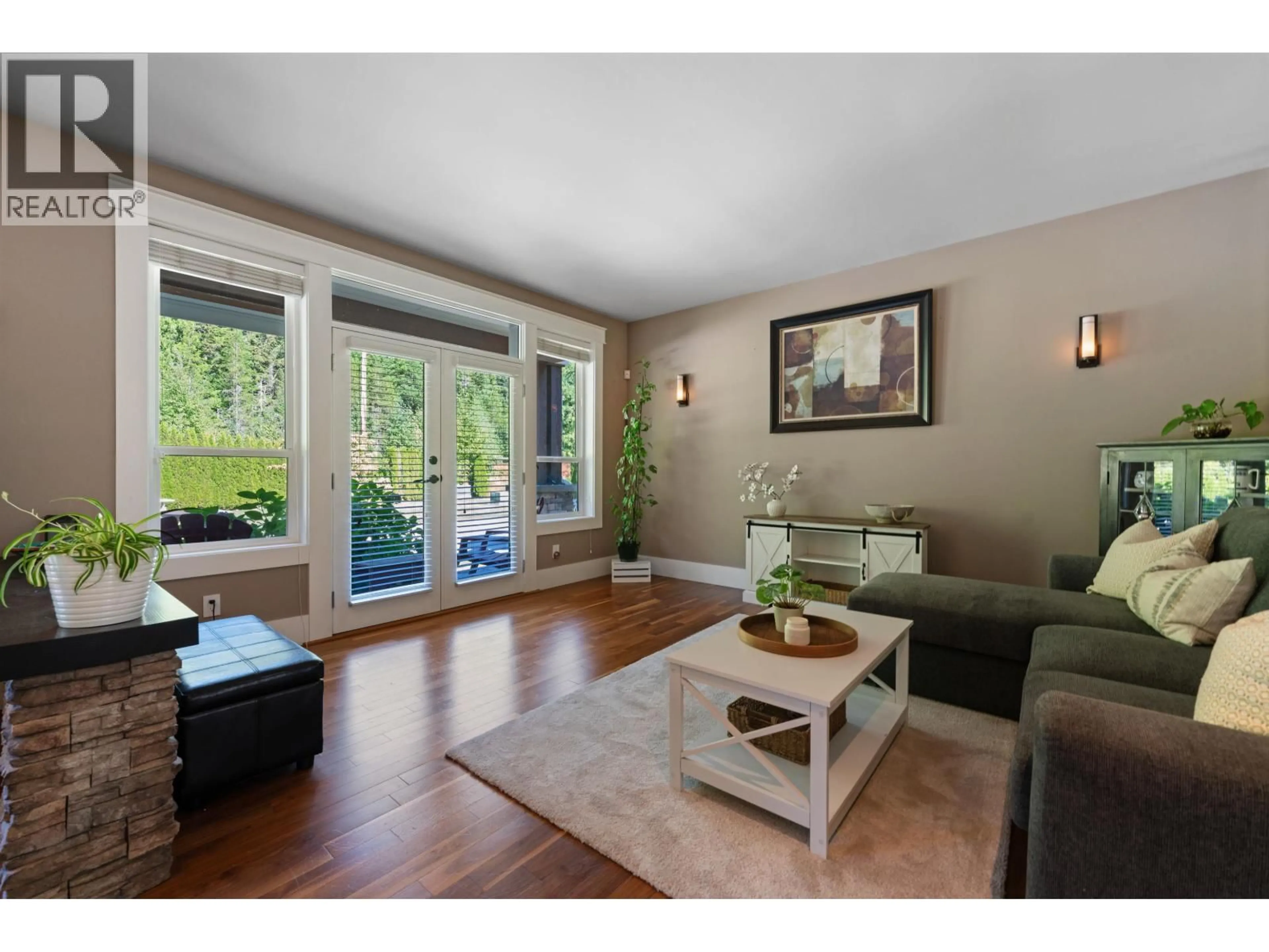 Living room with furniture, wood/laminate floor for 4 - 1355 DEPOT ROAD, Squamish British Columbia V0N1H0