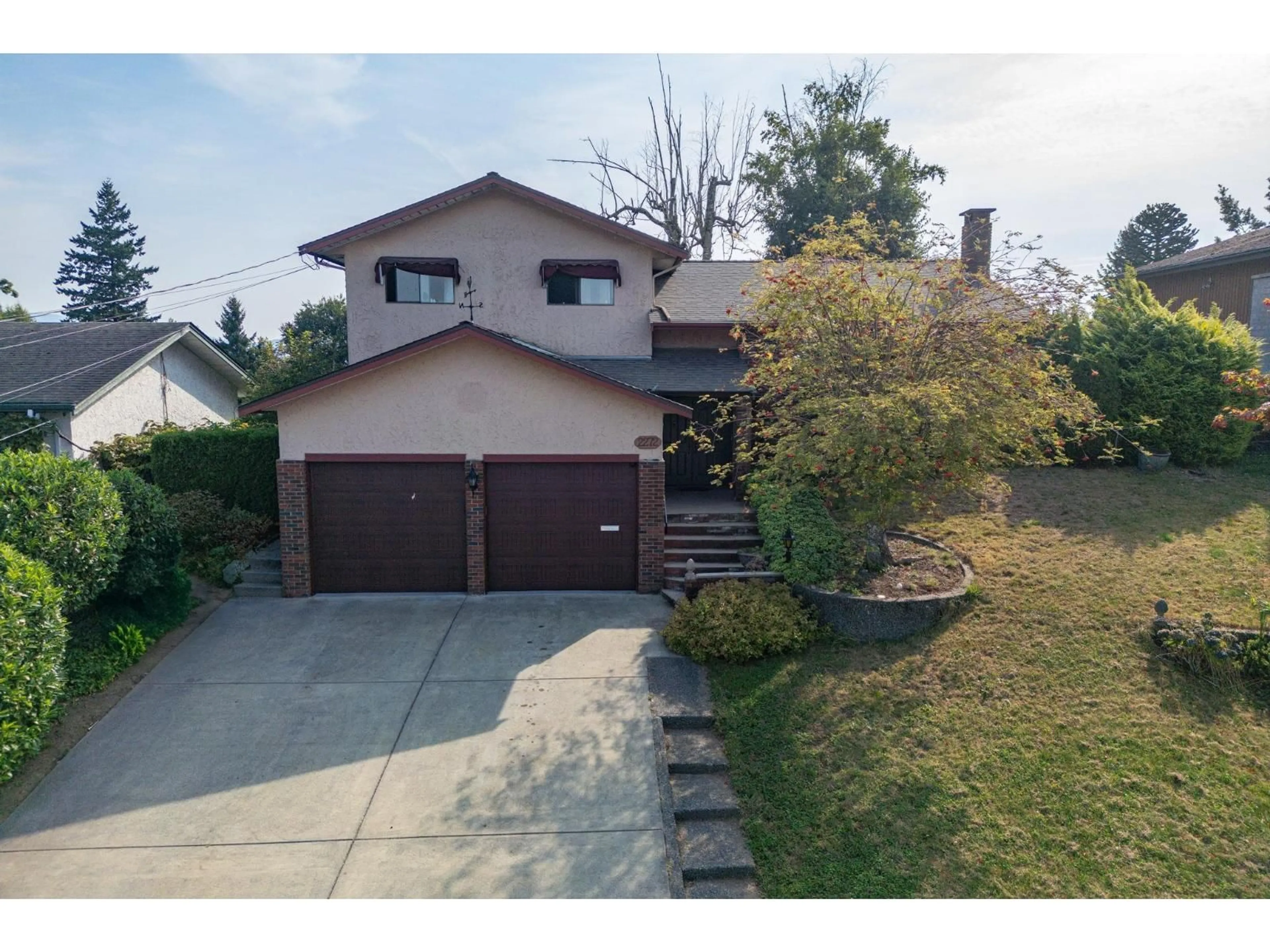 A pic from outside/outdoor area/front of a property/back of a property/a pic from drone, street for 2272 BEVAN, Abbotsford British Columbia V2T3Z5