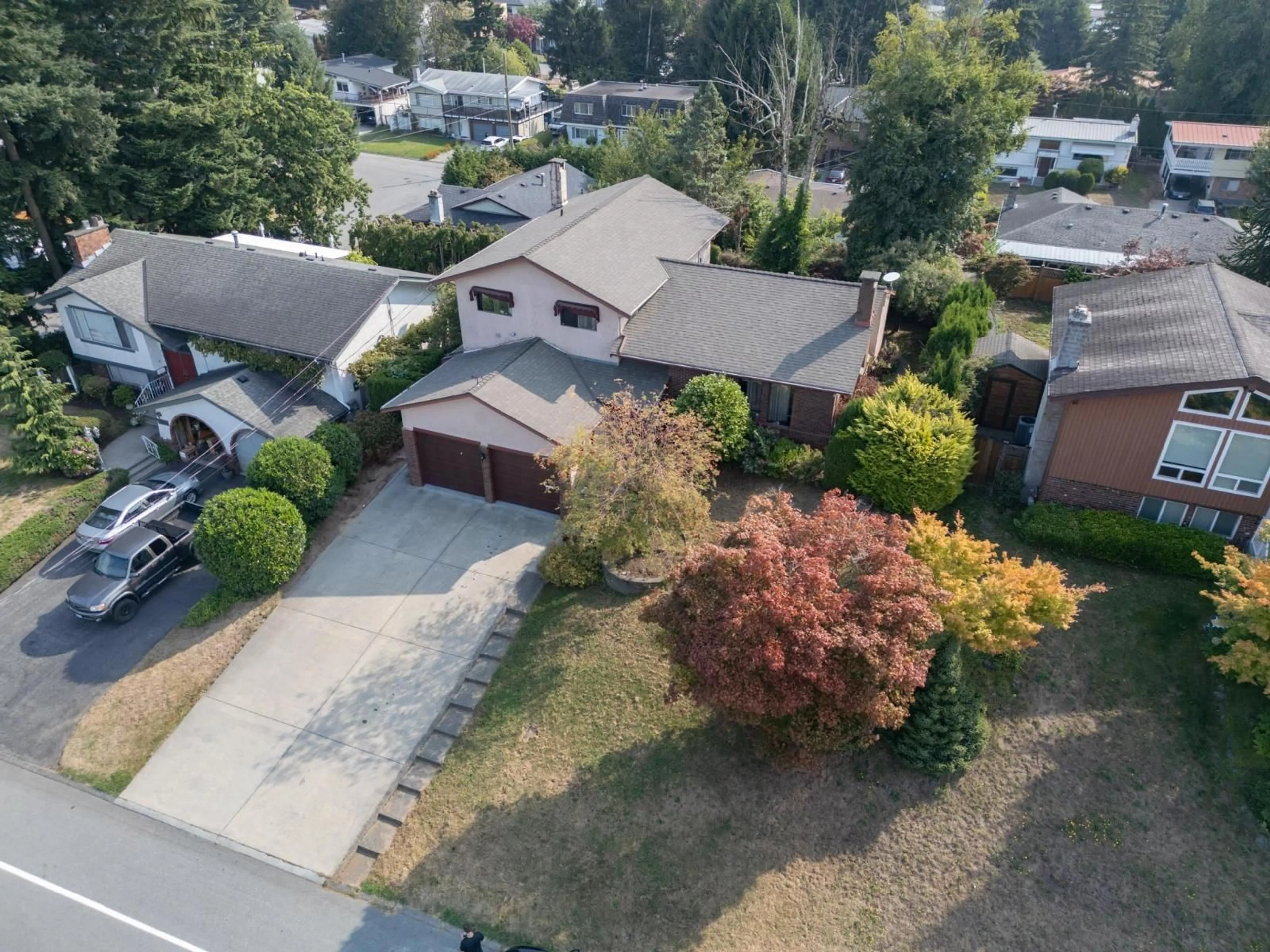 A pic from outside/outdoor area/front of a property/back of a property/a pic from drone, street for 2272 BEVAN, Abbotsford British Columbia V2T3Z5