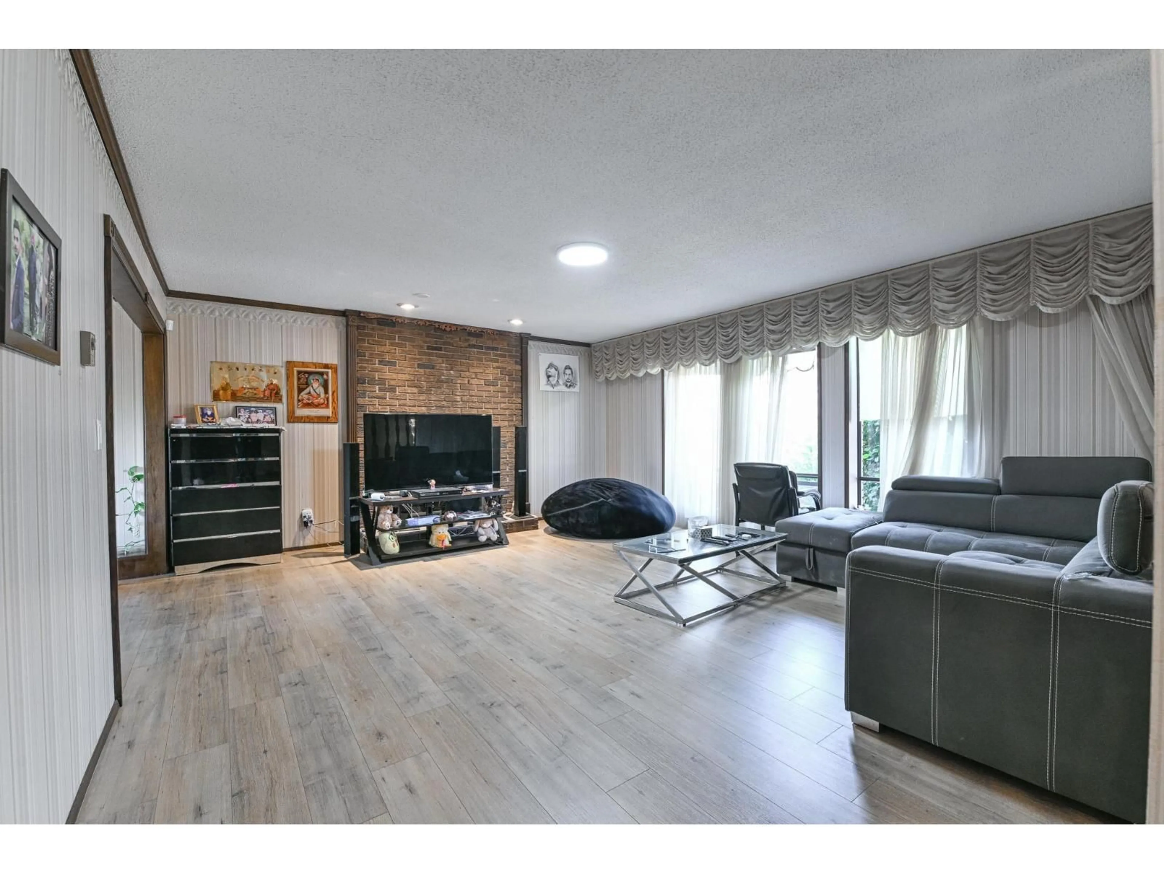 Living room with furniture, unknown for 2272 BEVAN, Abbotsford British Columbia V2T3Z5