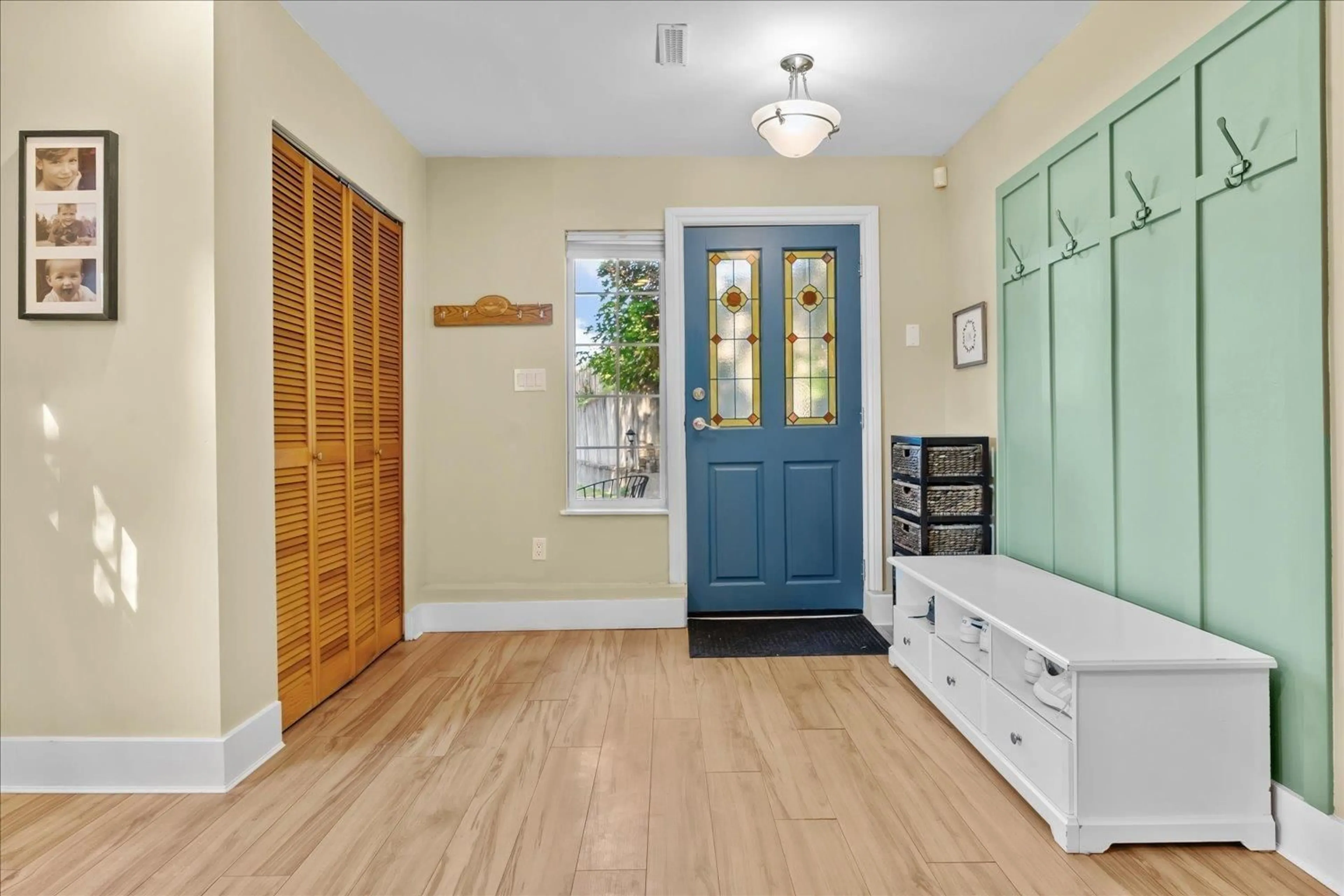 Indoor entryway for 8226 CADE BARR, Mission British Columbia V2V3Z5