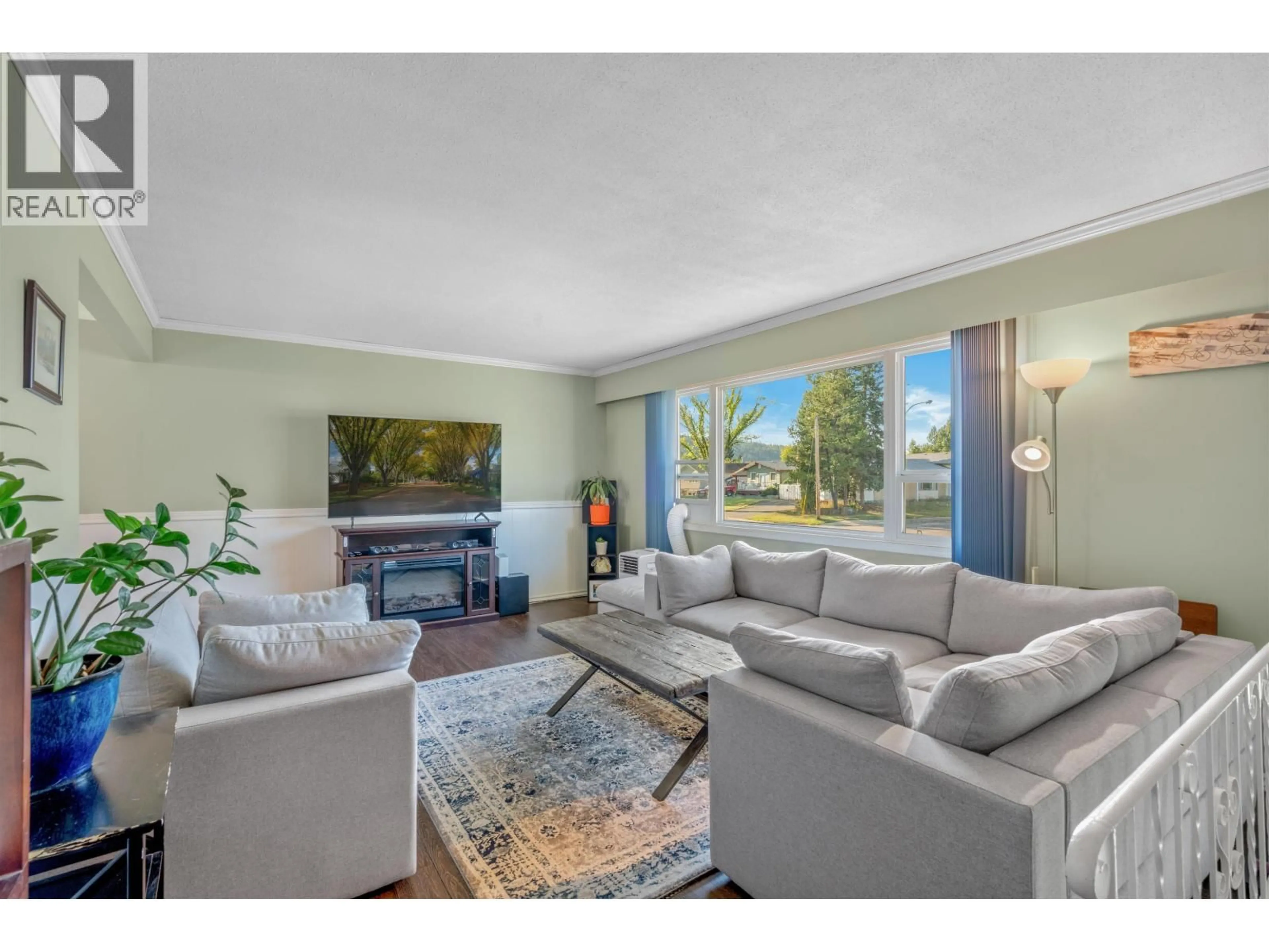 Living room with furniture, unknown for 199 MCKINLEY CRESCENT, Prince George British Columbia V2M4S3