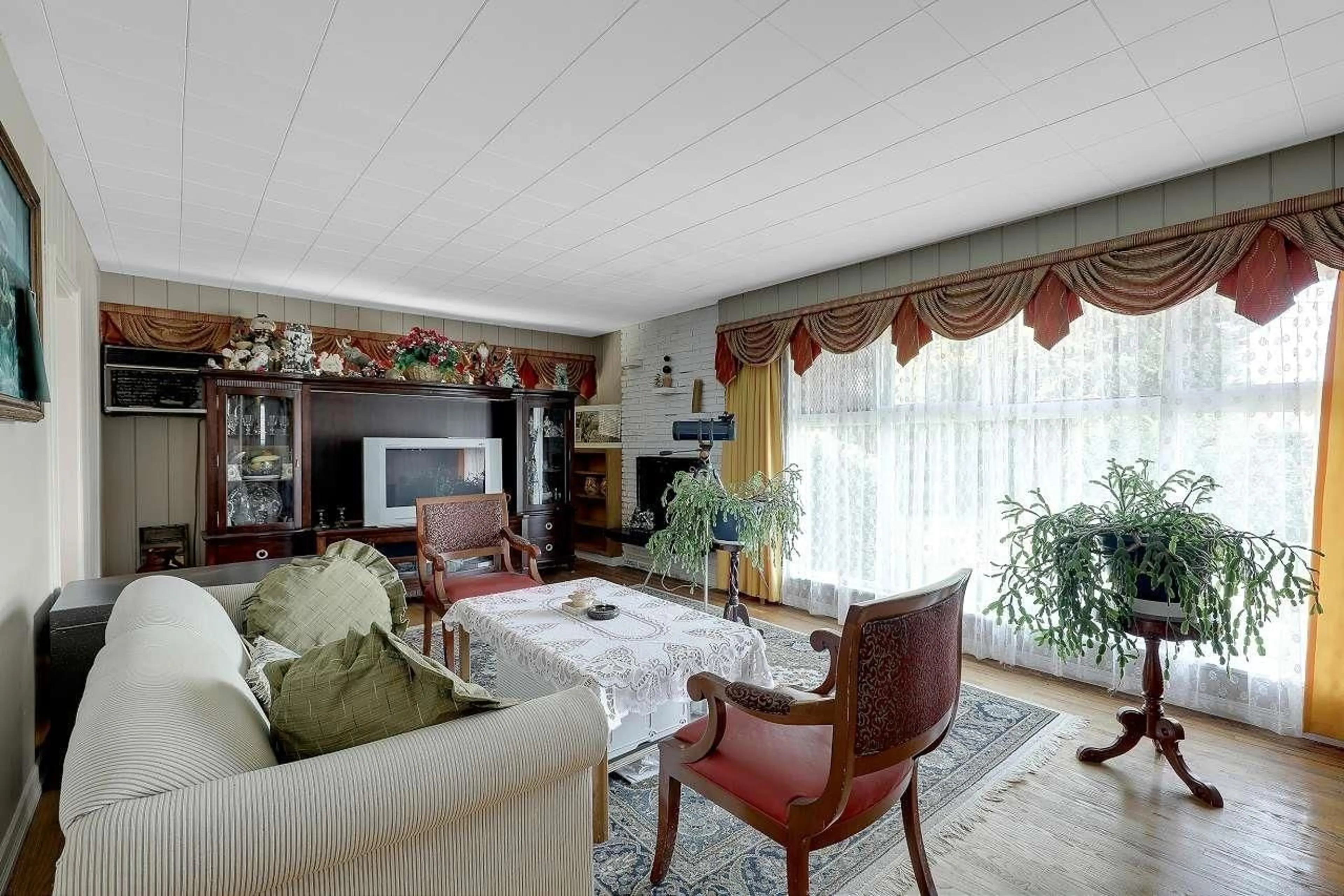 Living room with furniture, unknown for 2374 HILLSIDE, Abbotsford British Columbia V2S3R7