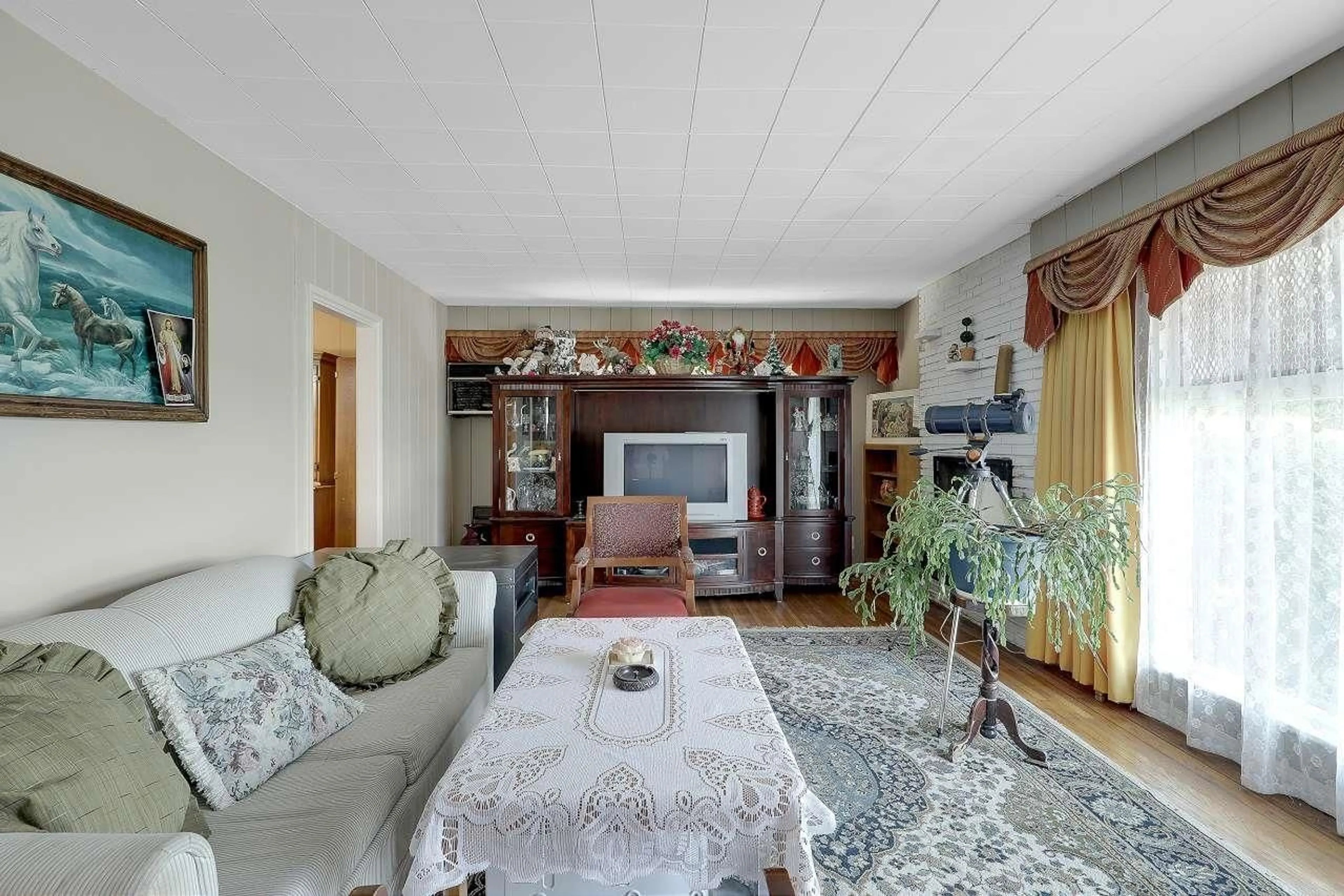 Living room with furniture, unknown for 2374 HILLSIDE, Abbotsford British Columbia V2S3R7
