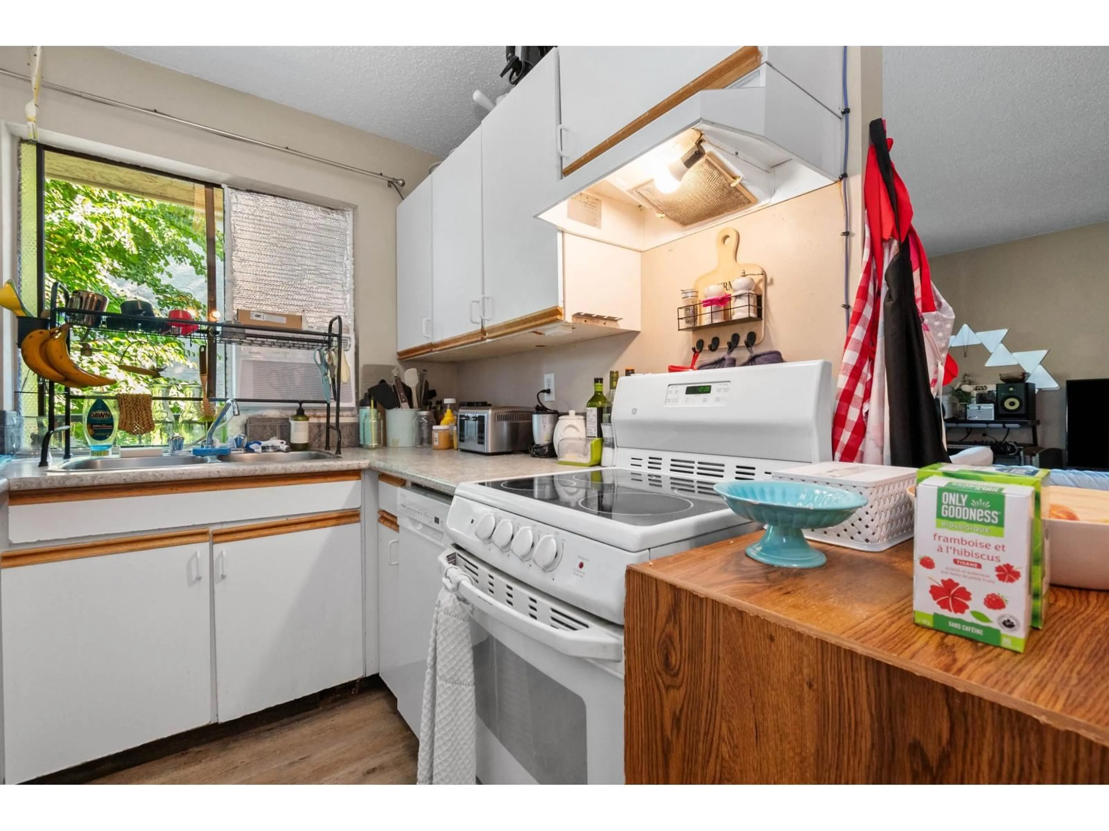 Standard kitchen, wood/laminate floor for 112 - 9477 COOK STREET, Chilliwack British Columbia V2P4J8