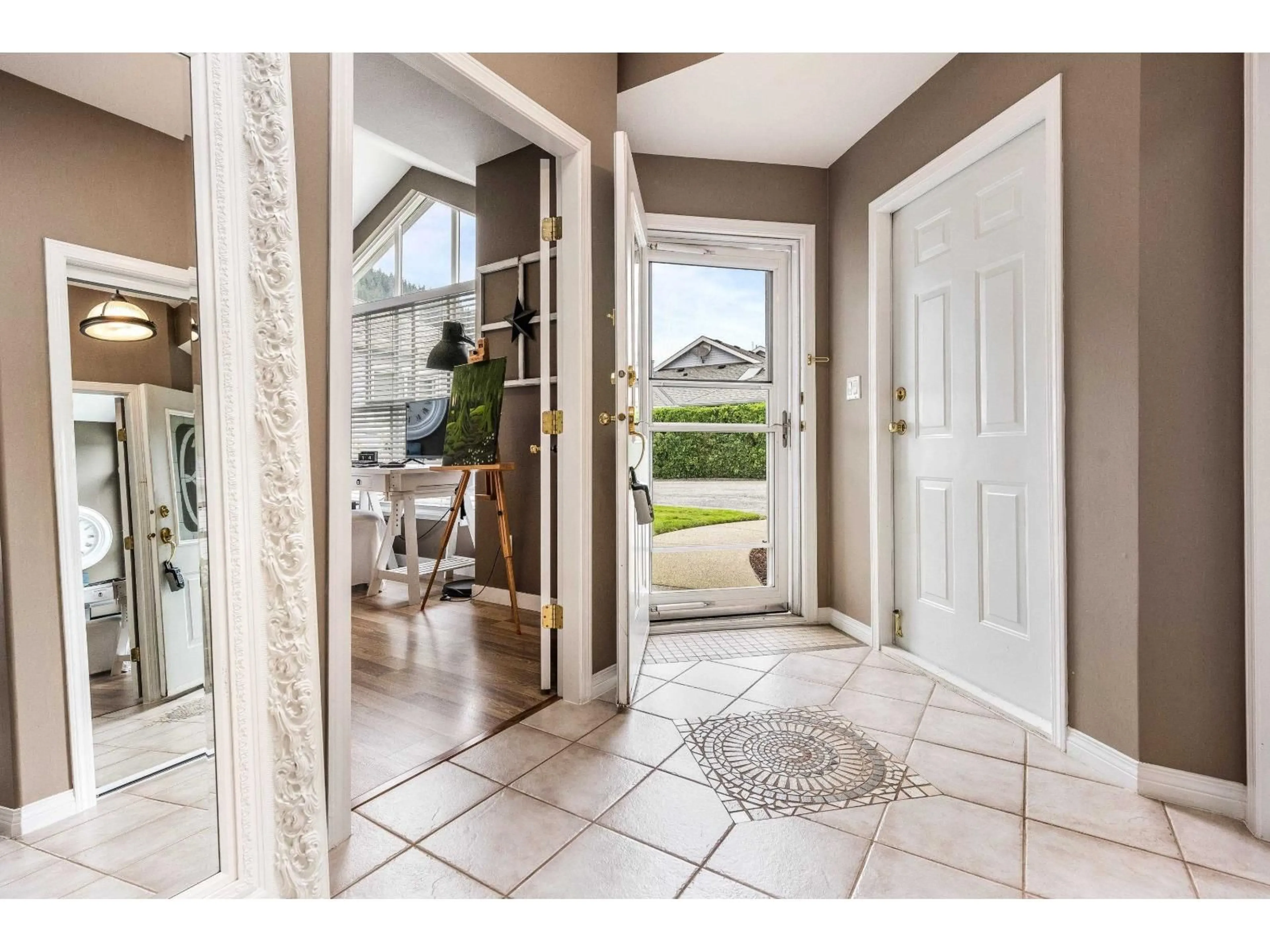 Indoor entryway for 17 - 730 MCCOMBS DRIVE, Harrison Hot Springs British Columbia V0M1K0