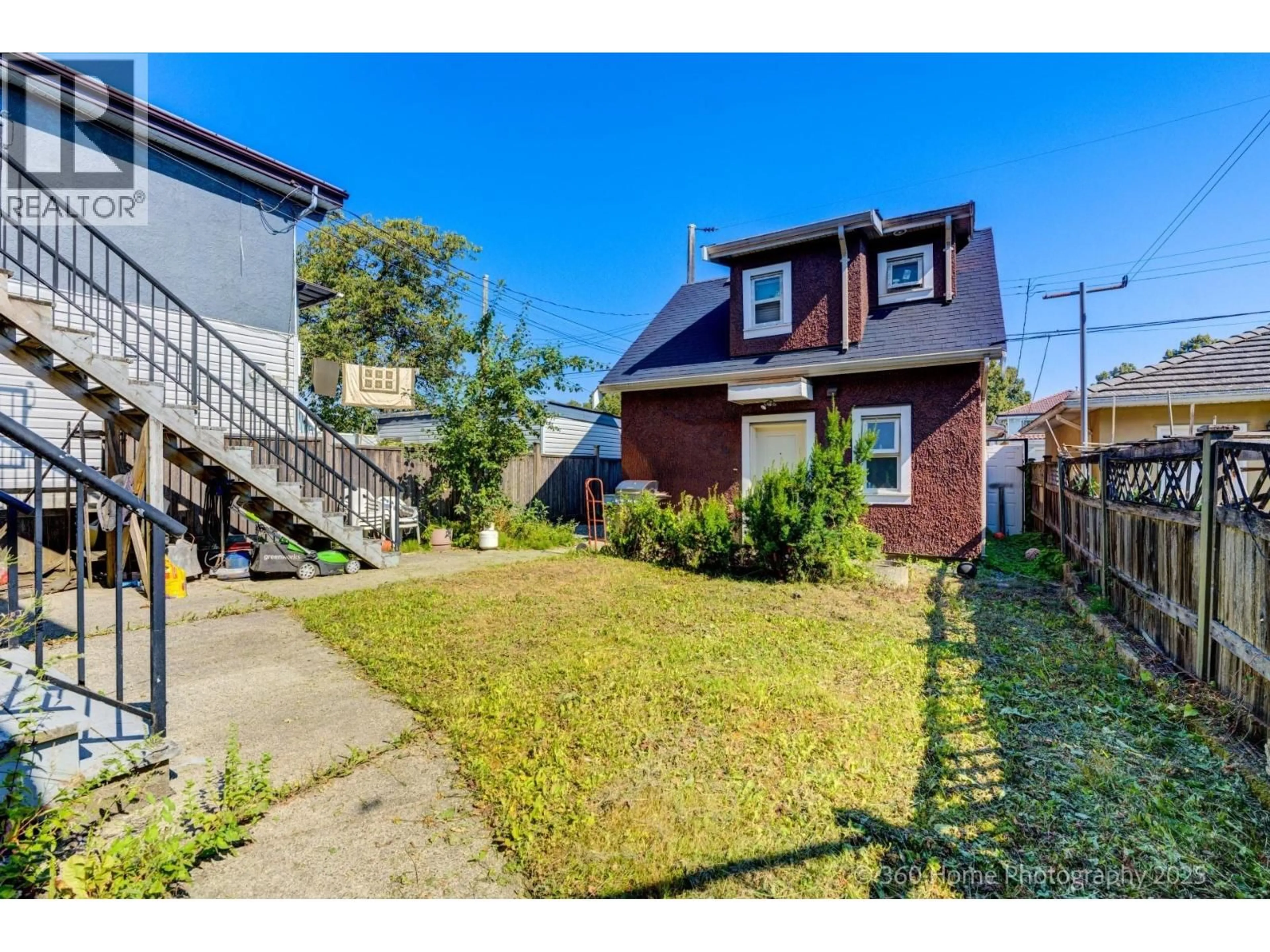 A pic from outside/outdoor area/front of a property/back of a property/a pic from drone, street for 3345 MONMOUTH AVENUE, Vancouver British Columbia V5R5R7