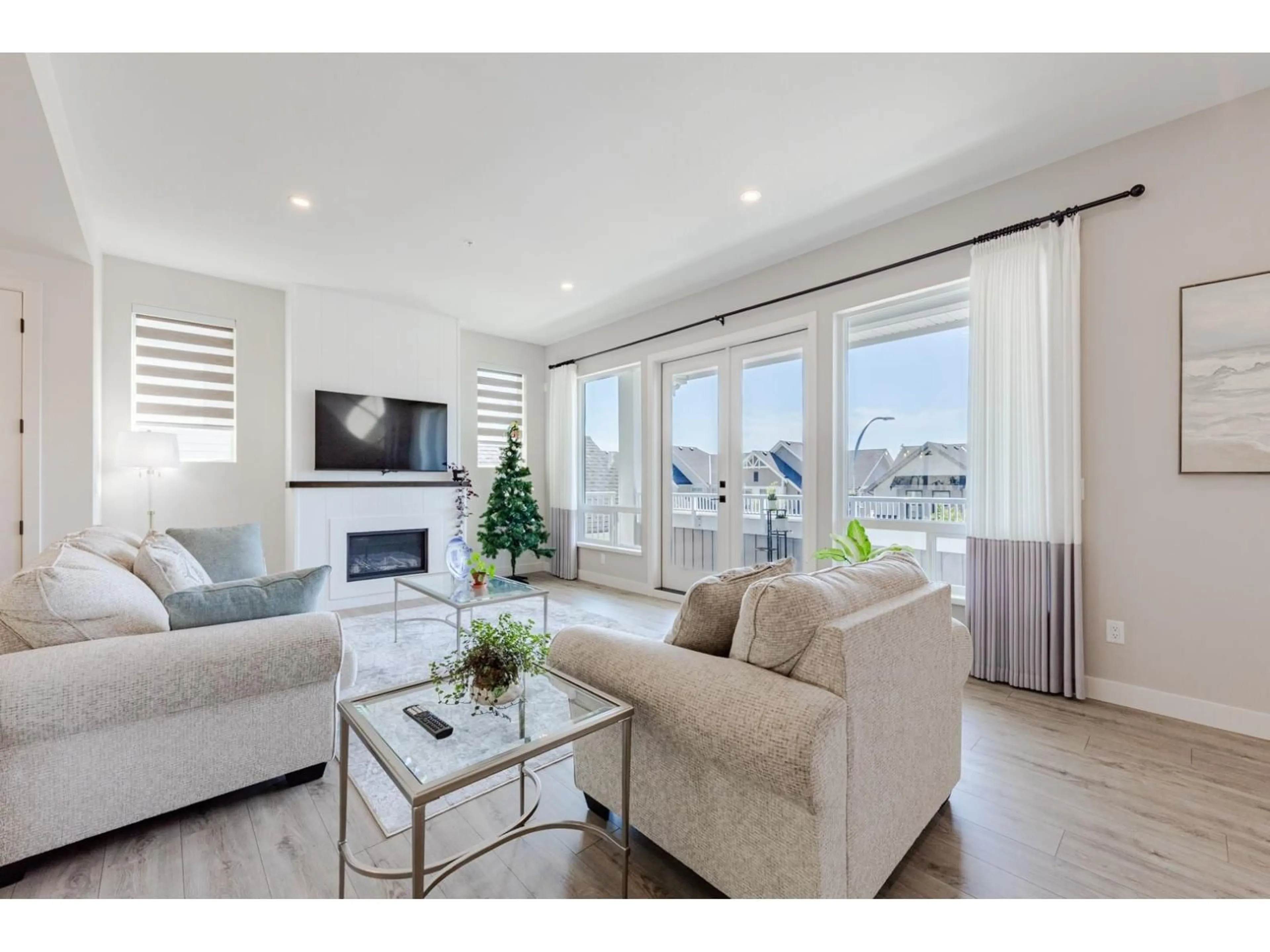 Living room with furniture, wood/laminate floor for 31527 BURNHAM, Mission British Columbia V4S0E8