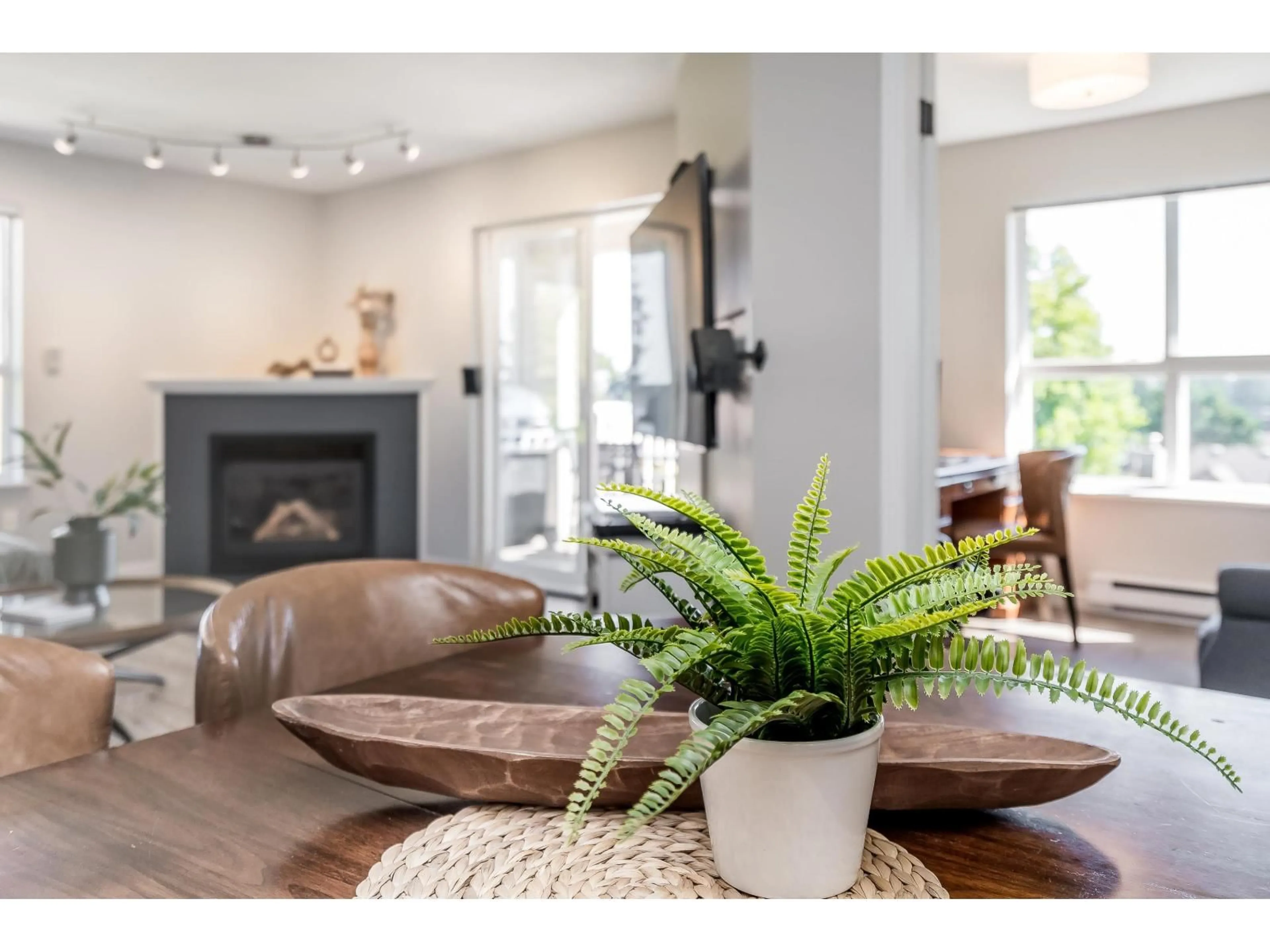 Living room with furniture, wood/laminate floor for PH23 - 1588 BEST, White Rock British Columbia V4B4G1