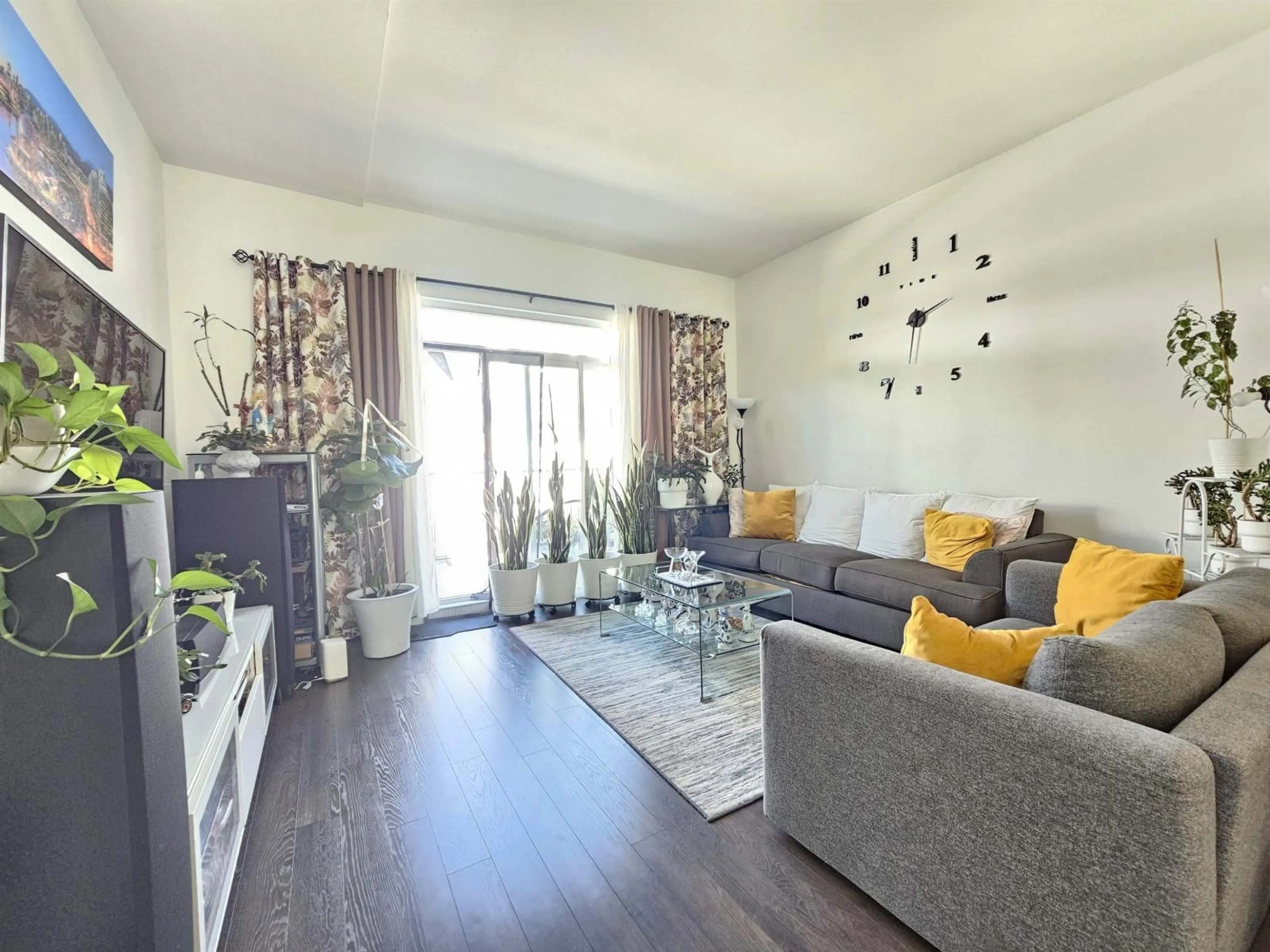 Living room with furniture, wood/laminate floor for 19 - 15152 91, Surrey British Columbia V3R0C7