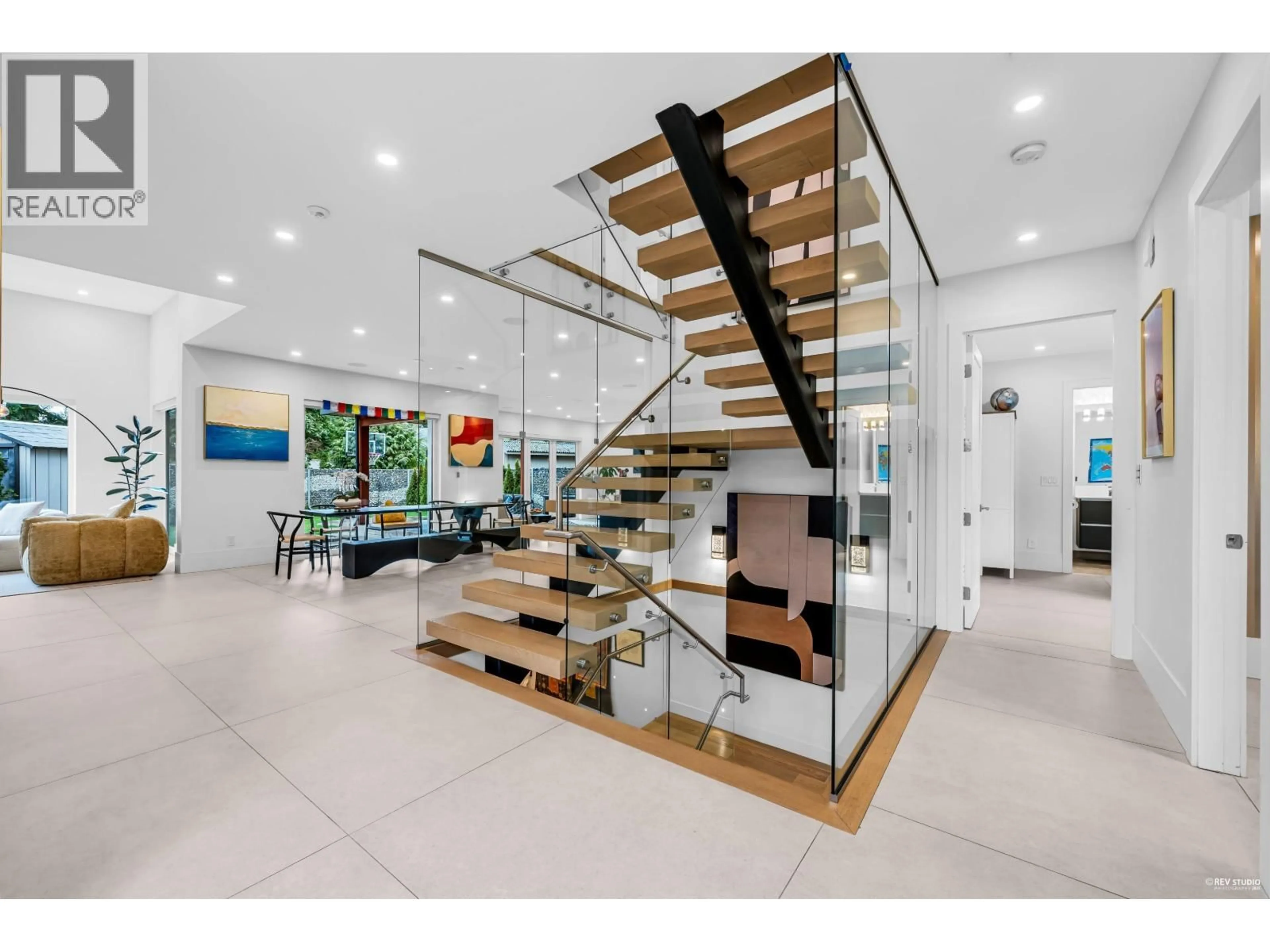 Indoor foyer for 1075 BELVEDERE DRIVE, North Vancouver British Columbia V7R2C6