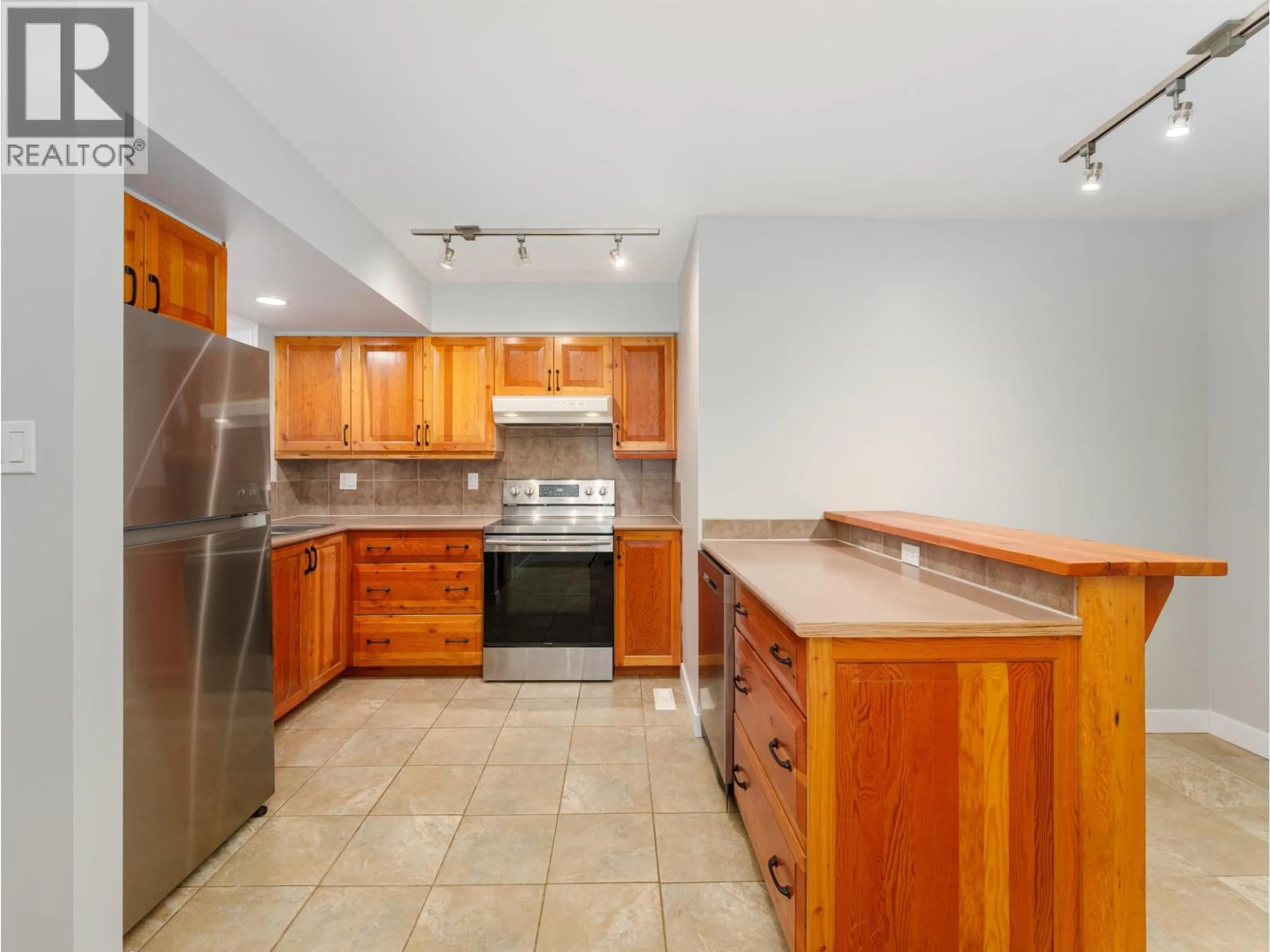 Standard kitchen, ceramic/tile floor for 4770 FERNGLEN DRIVE, Burnaby British Columbia V5G3V7