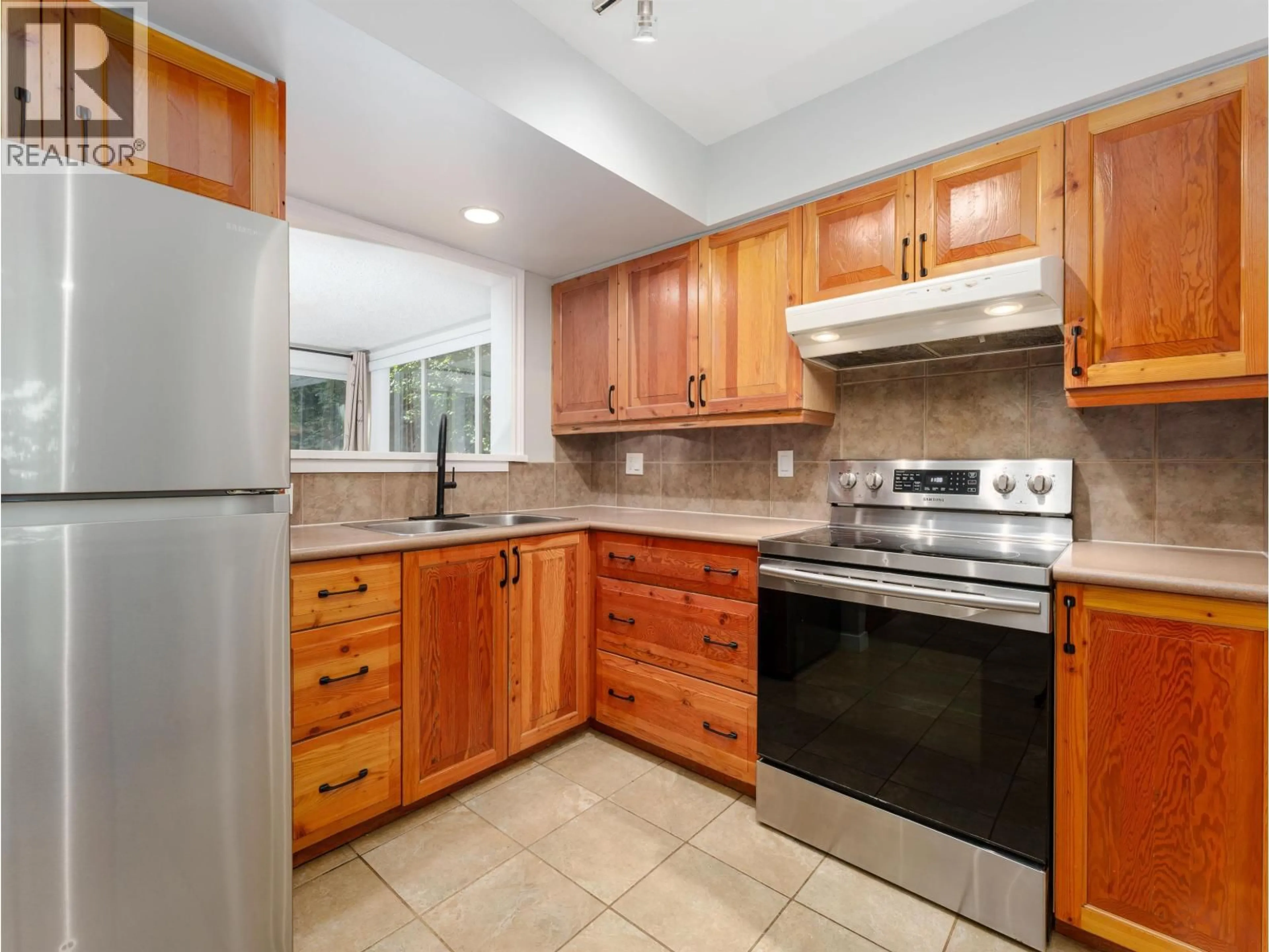 Standard kitchen, ceramic/tile floor for 4770 FERNGLEN DRIVE, Burnaby British Columbia V5G3V7