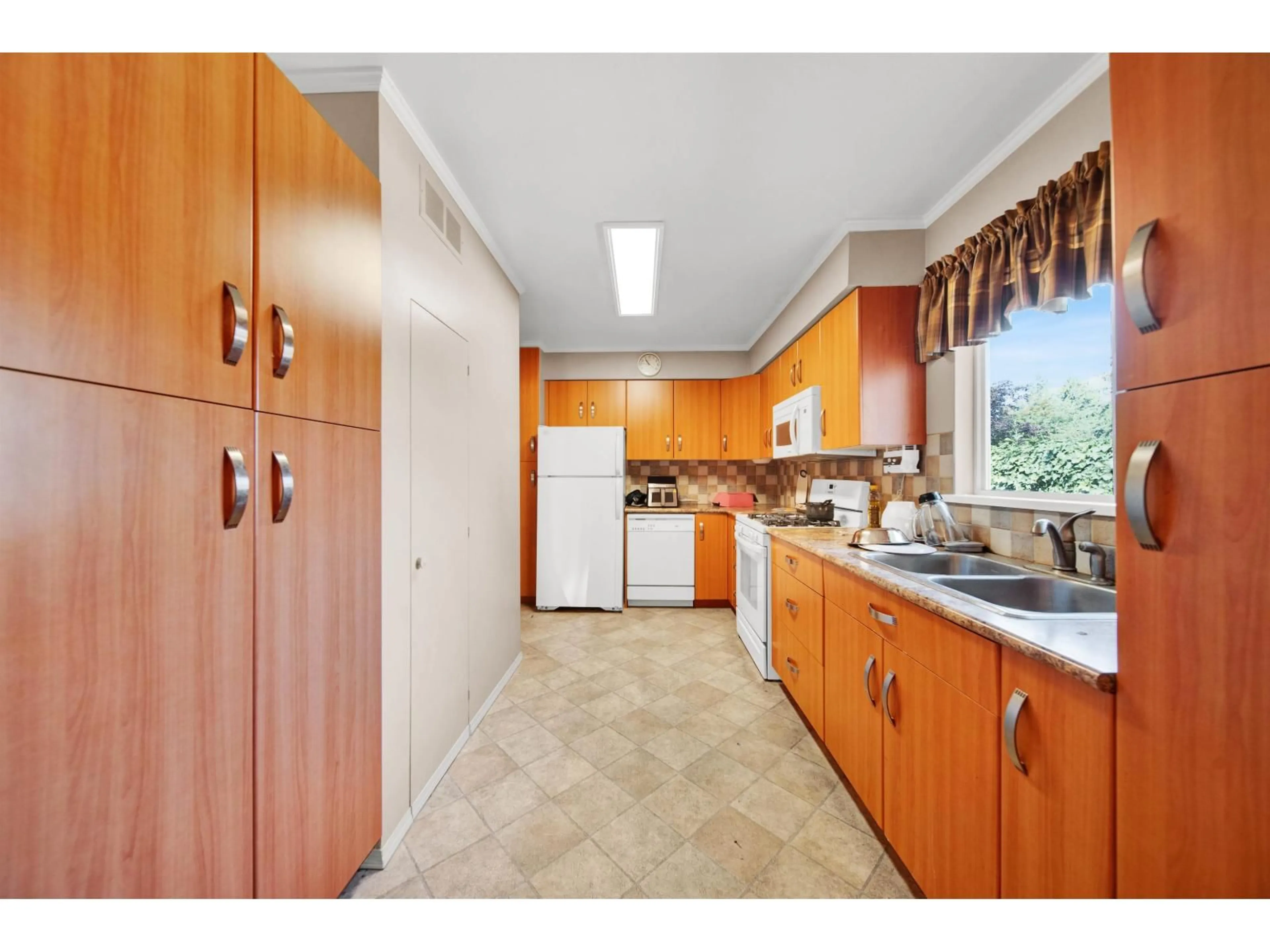 Standard kitchen, ceramic/tile floor for 14681 110, Surrey British Columbia V3R2A9