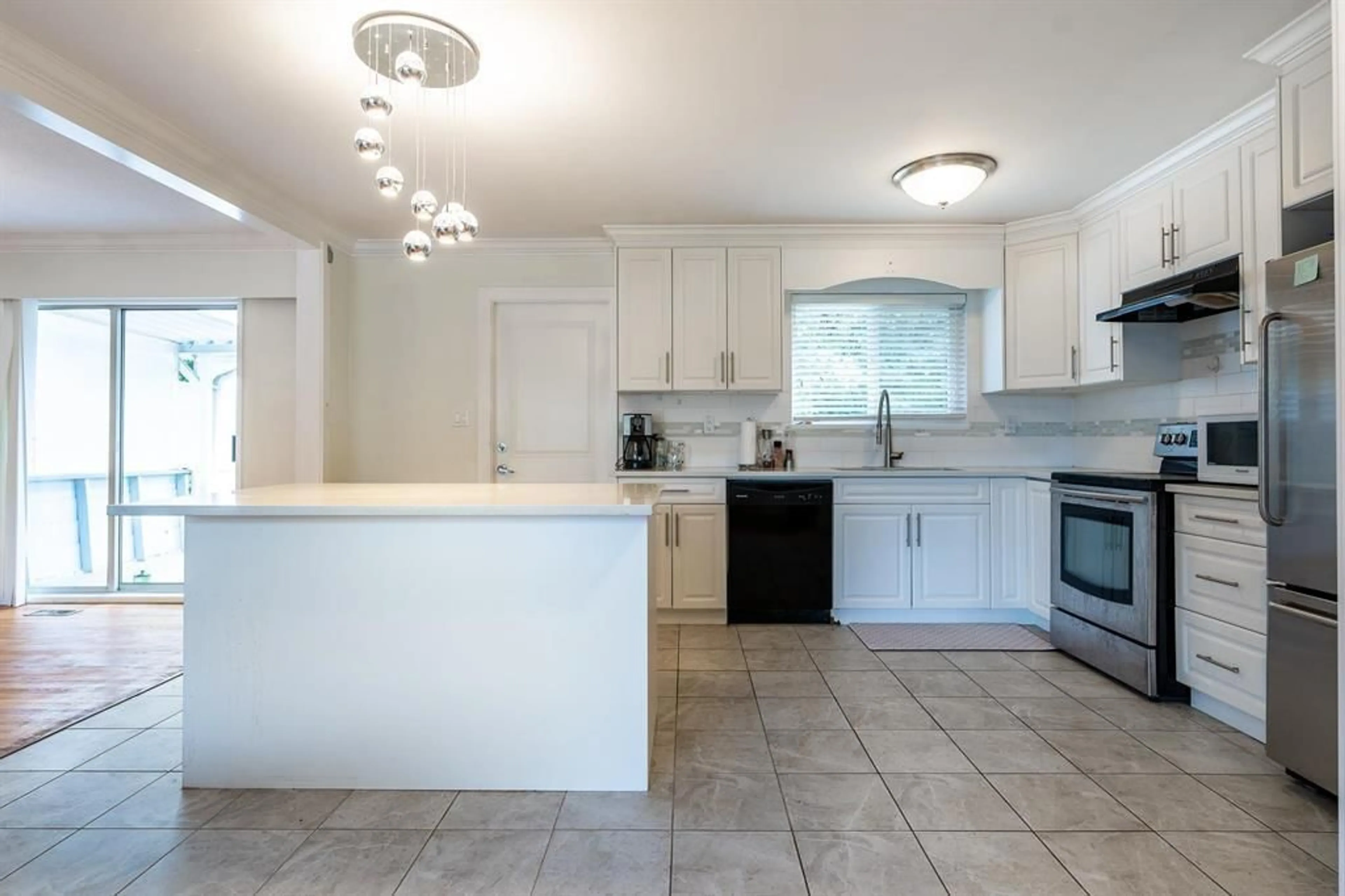 Open concept kitchen, ceramic/tile floor for 11276 KENDALE, Delta British Columbia V4C3P9