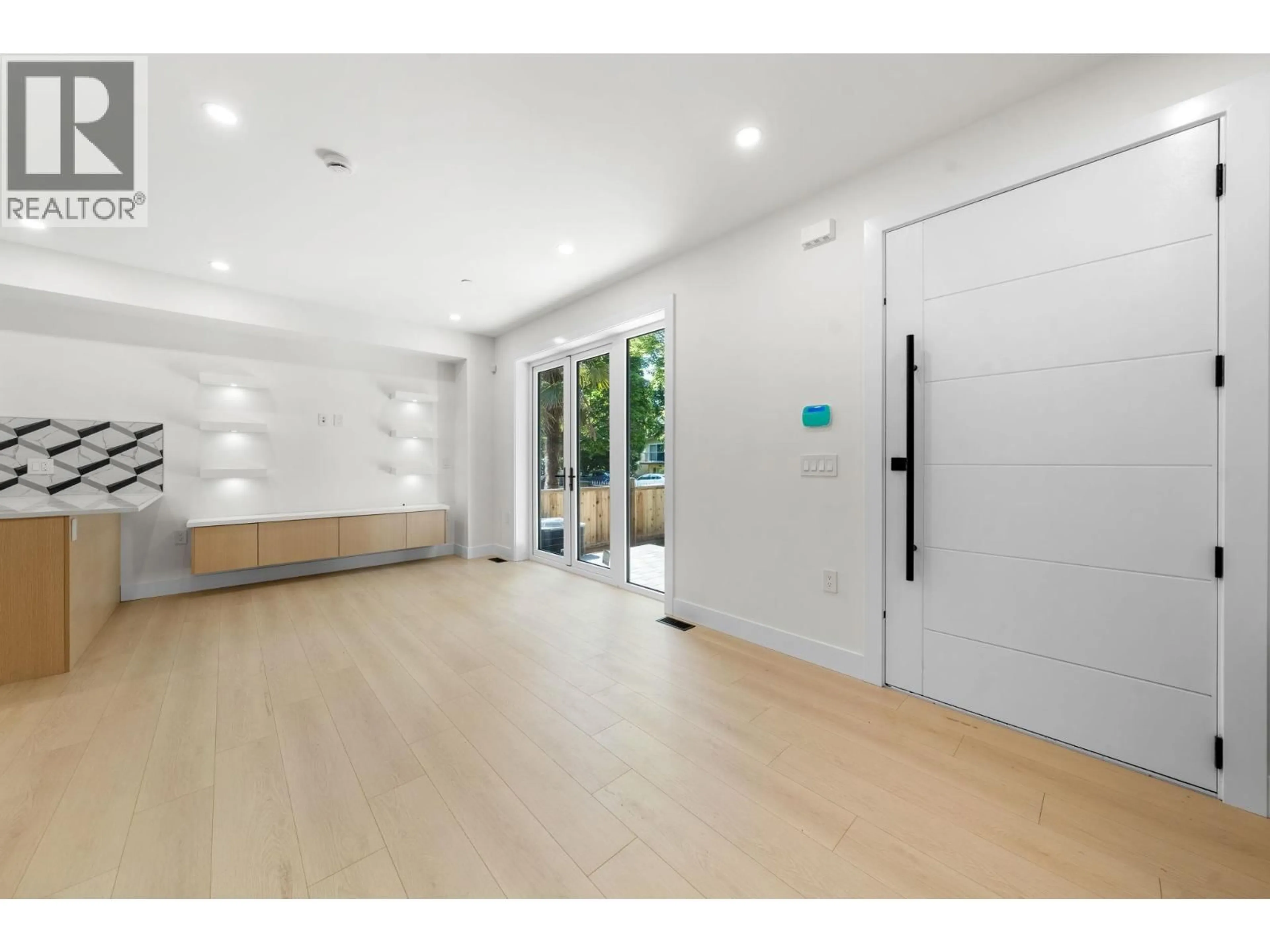 Indoor foyer for 3425 ARCHIMEDES STREET, Vancouver British Columbia V5R4W4