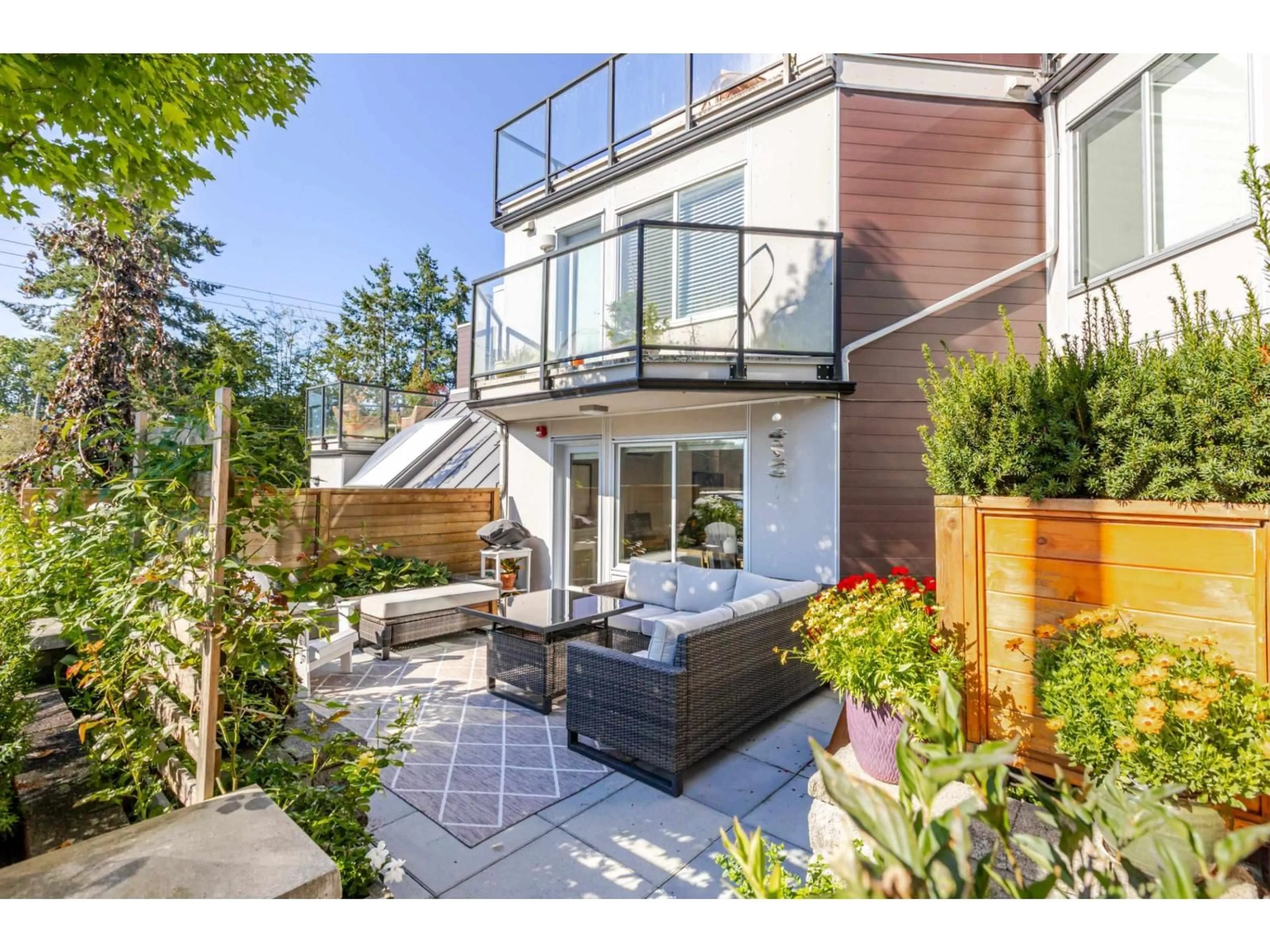 Patio, street for 3 - 15989 MARINE, White Rock British Columbia V4B1G1