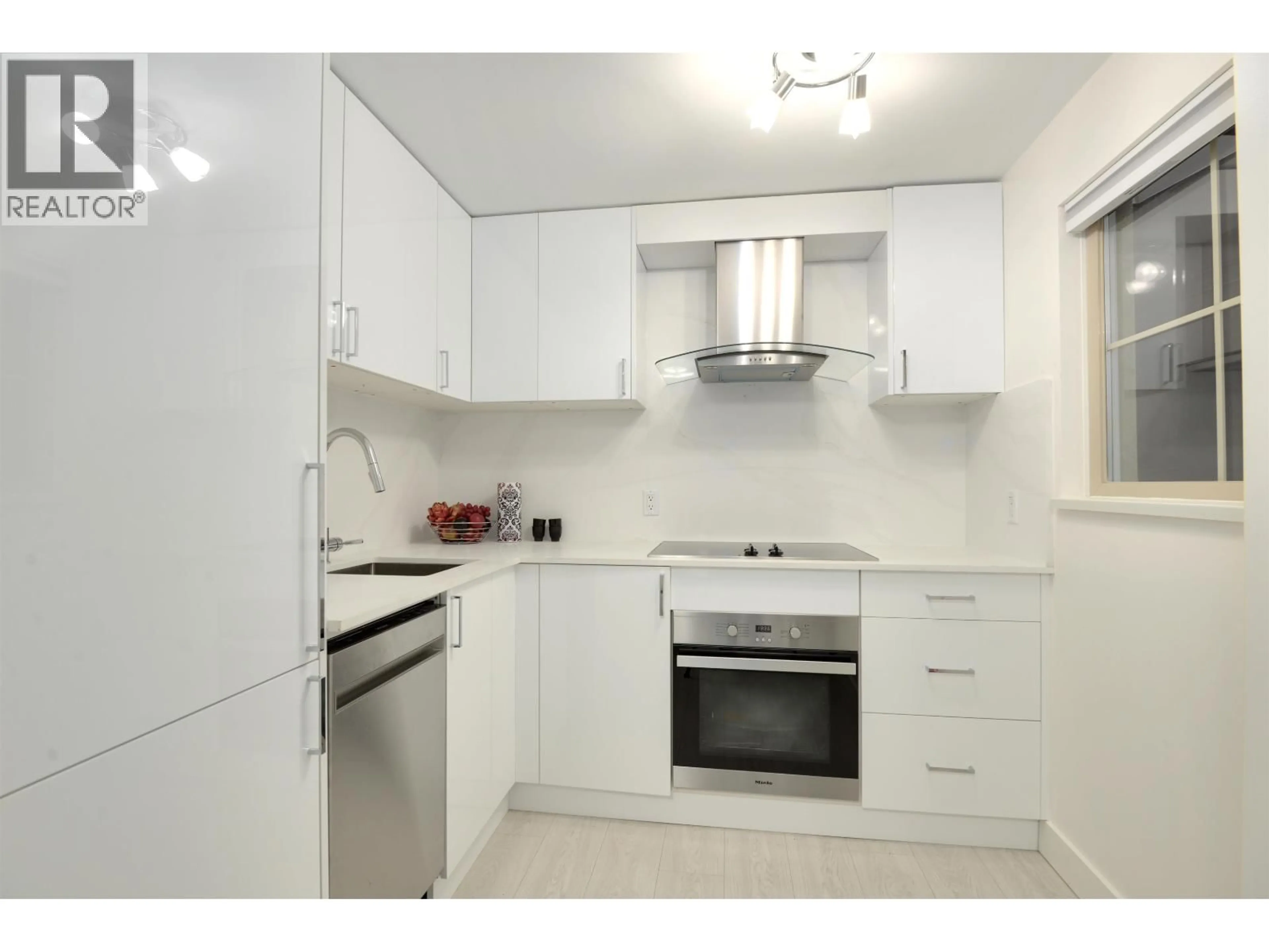 Standard kitchen, unknown for 1604 - 121 15TH STREET, North Vancouver British Columbia V7M1R8